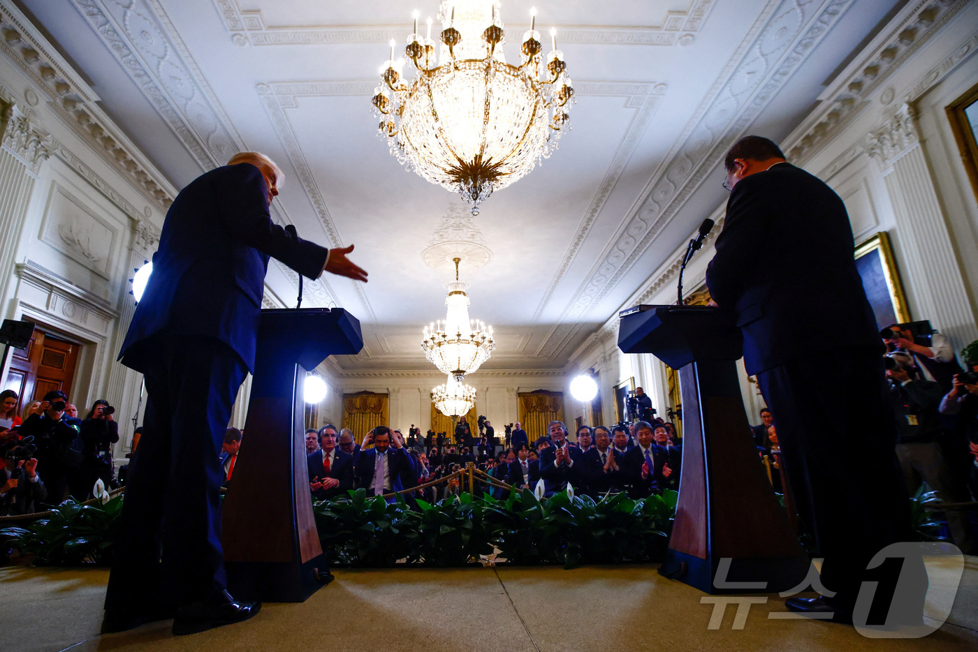 (로이터=뉴스1) 오대일 기자 = 도널드 트럼프 미국 대통령과 이시바 시게루 일본 총리가 7일(현지시간) 워싱턴 DC 백악관 이스트룸에서 회담 후 공동 기자회견을 하고 있다. 20 …