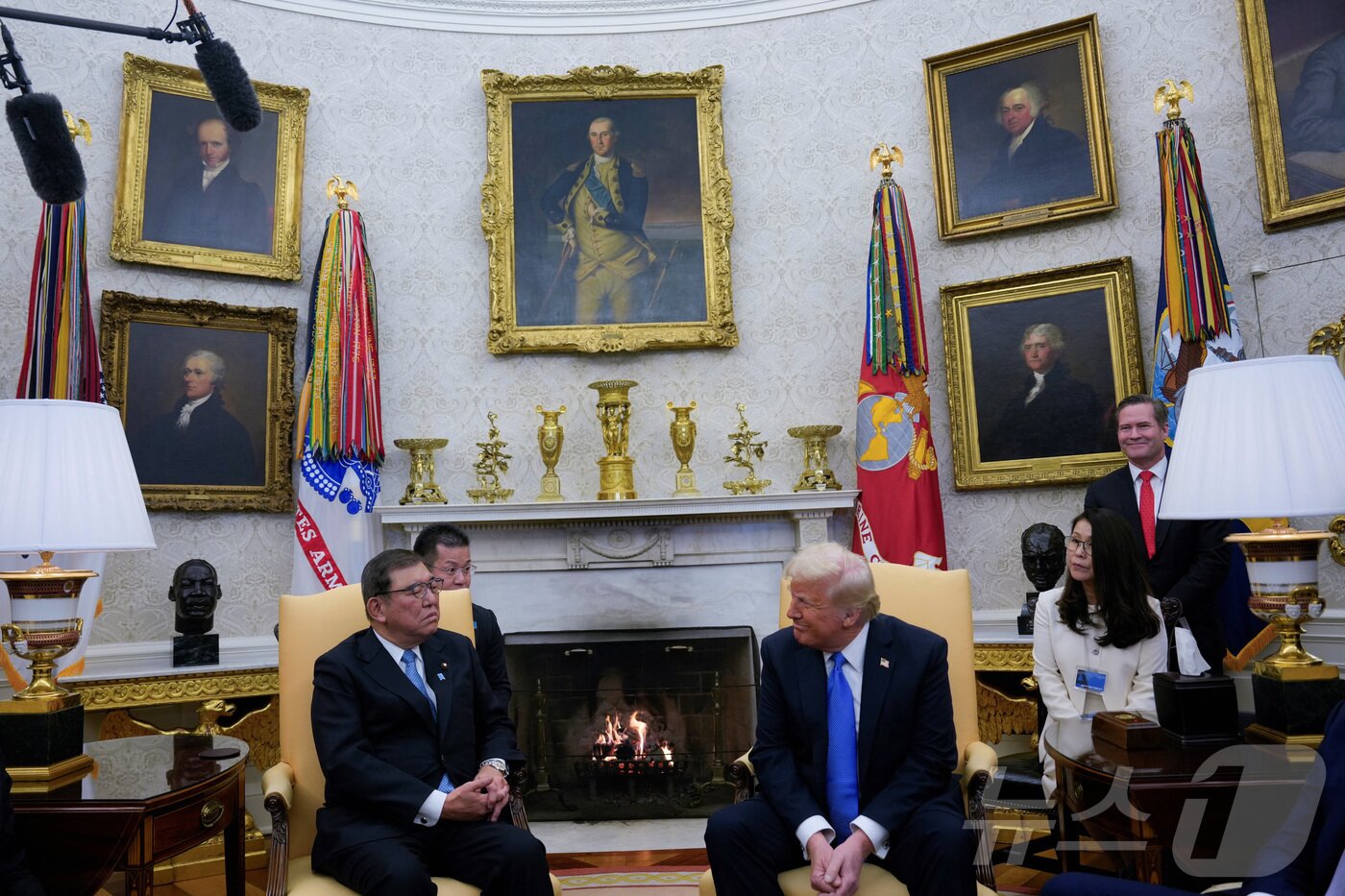 본문 이미지 - 도널드 트럼프 미국 대통령(오른쪽)과 이시바 시게루 일본 총리가 미국 워싱턴DC 백악관에서 만나 회담하고 있다. 2025.2.8 ⓒ 로이터=뉴스1 ⓒ News1 오대일 기자