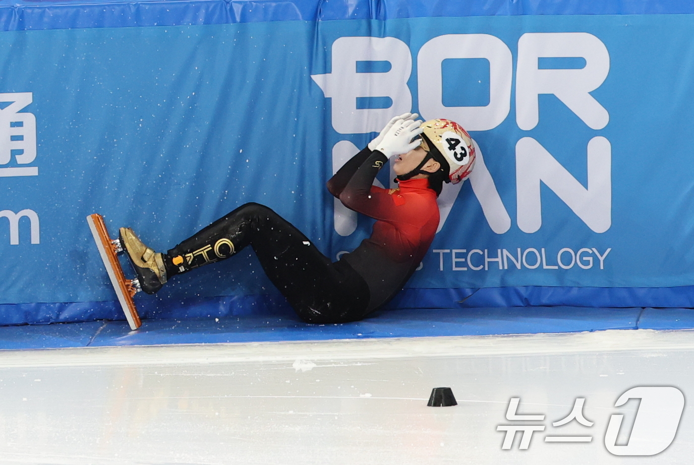 (하얼빈(중국)=뉴스1) 이승배 기자 = 8일(현지시간) 중국 헤이룽장성 하얼빈 빙상훈련센터 다목적홀에서 열린 하얼빈 동계아시안게임 쇼트트랙 혼성 2,000m 계주 결승에서 중국 …