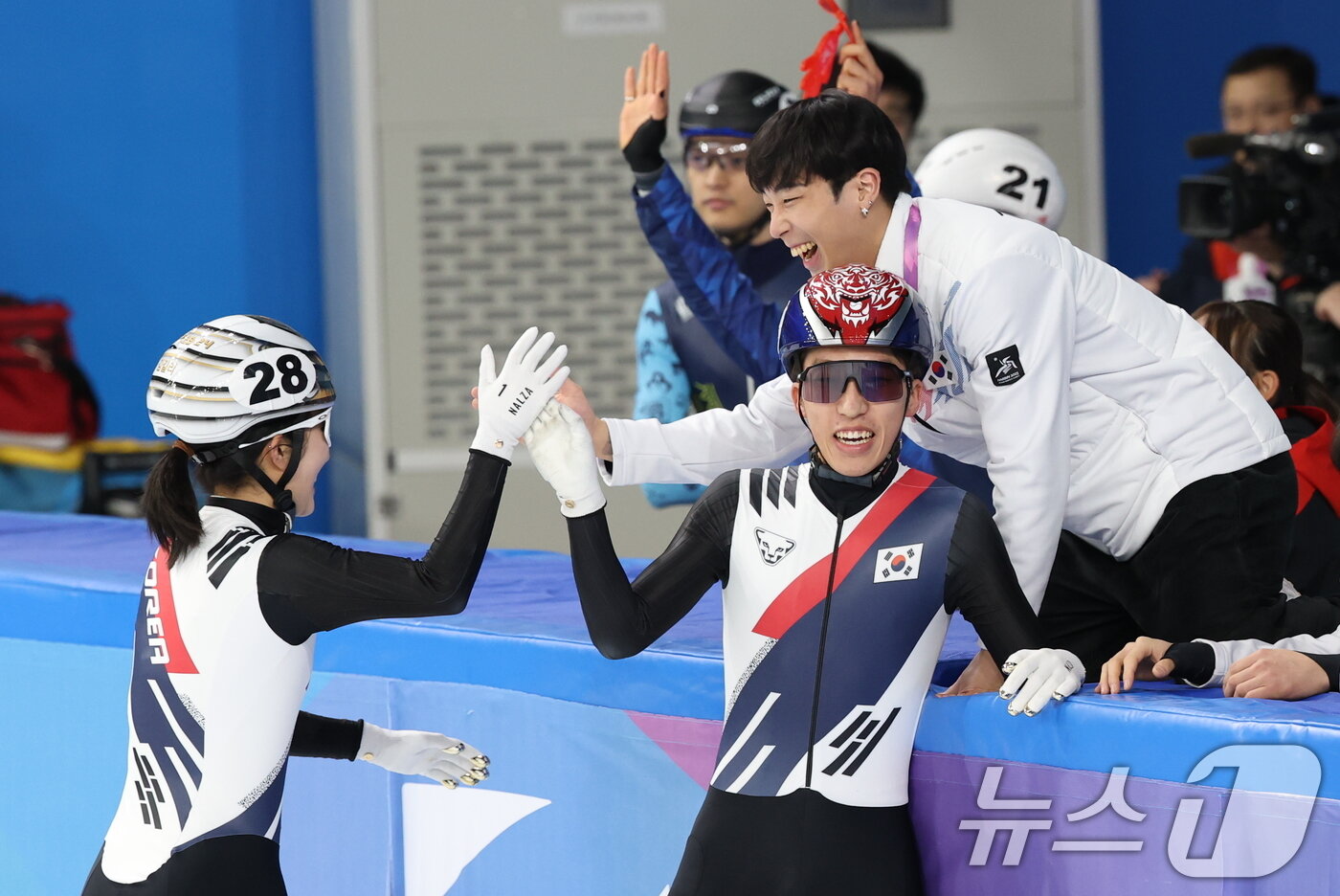 본문 이미지 - 8일(현지시간) 중국 헤이룽장성 하얼빈 빙상훈련센터 다목적홀에서 열린 하얼빈 동계아시안게임 쇼트트랙 혼성 2,000m 계주 결승에서 첫 금메달을 획득한 대한민국 선수들이 기뻐하고 있다. 2025.2.8/뉴스1 ⓒ News1 이승배 기자