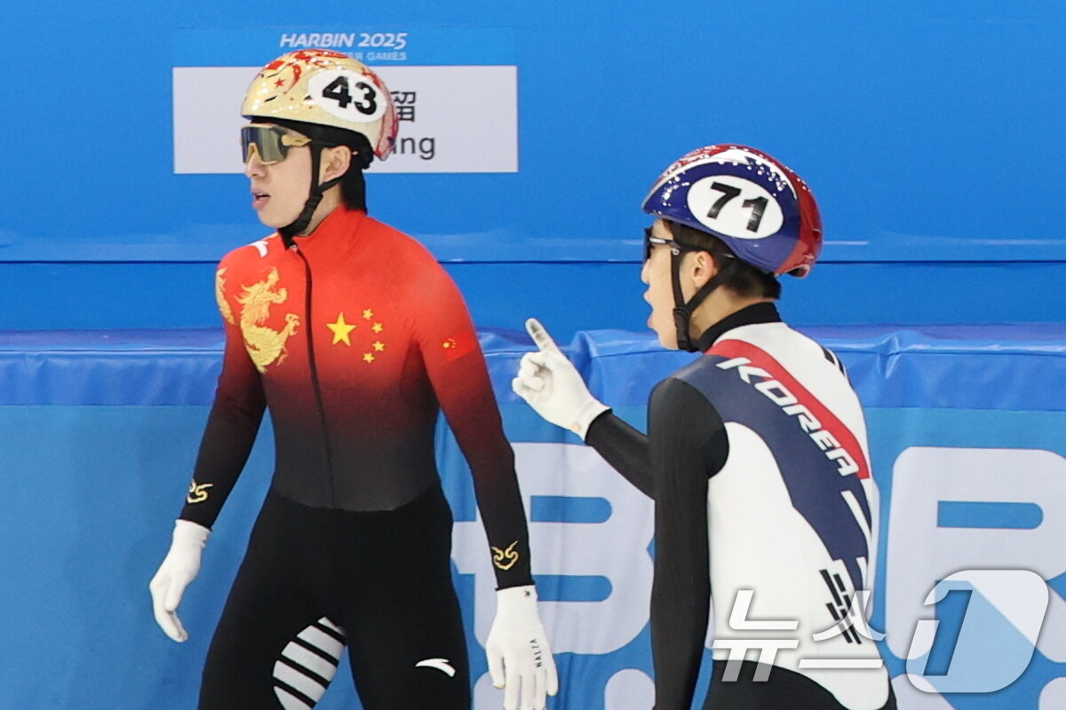 본문 이미지 - 8일(현지시간) 중국 헤이룽장성 하얼빈 빙상훈련센터 다목적홀에서 열린 하얼빈 동계아시안게임 쇼트트랙 혼성 2,000m 계주 결승에서 대표팀 마지막 주자 박지원이 금메달을 확정한 뒤 중국 대표팀 린샤오쥔 앞을 지나고 있다. 2025.2.8/뉴스1 ⓒ News1 이승배 기자