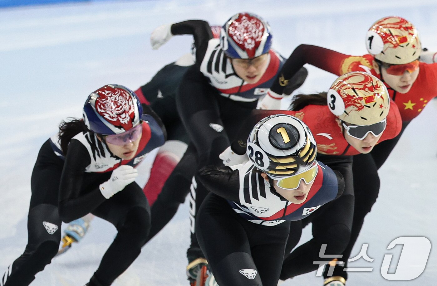 본문 이미지 - 8일(현지시간) 중국 헤이룽장성 하얼빈 빙상훈련센터 다목적홀에서 열린 하얼빈 동계아시안게임 쇼트트랙 여자 1,500m 결승에서 김길리가 역주하고 있다. 2025.2.8/뉴스1 ⓒ News1 이승배 기자