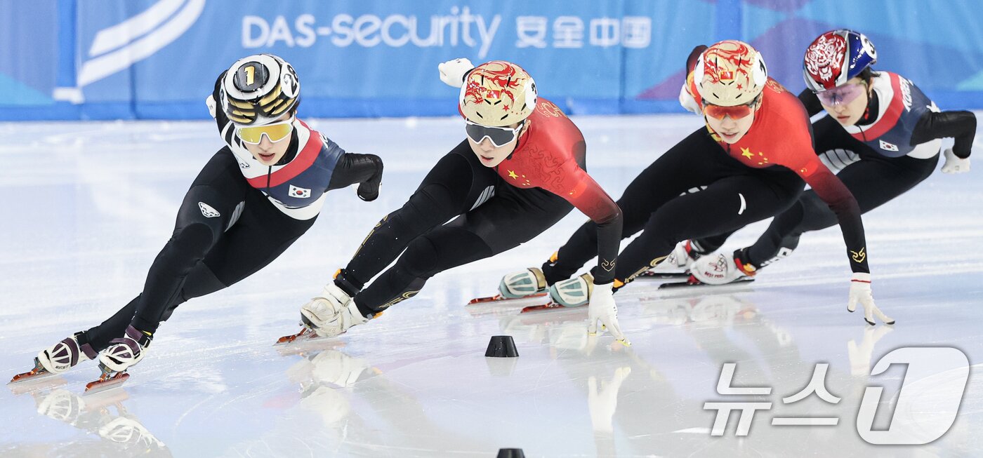 본문 이미지 - 8일(현지시간) 중국 헤이룽장성 하얼빈 빙상훈련센터 다목적홀에서 열린 하얼빈 동계아시안게임 쇼트트랙 여자 1,500m 결승에서 김길리가 역주하고 있다. 2025.2.8/뉴스1 ⓒ News1 이승배 기자