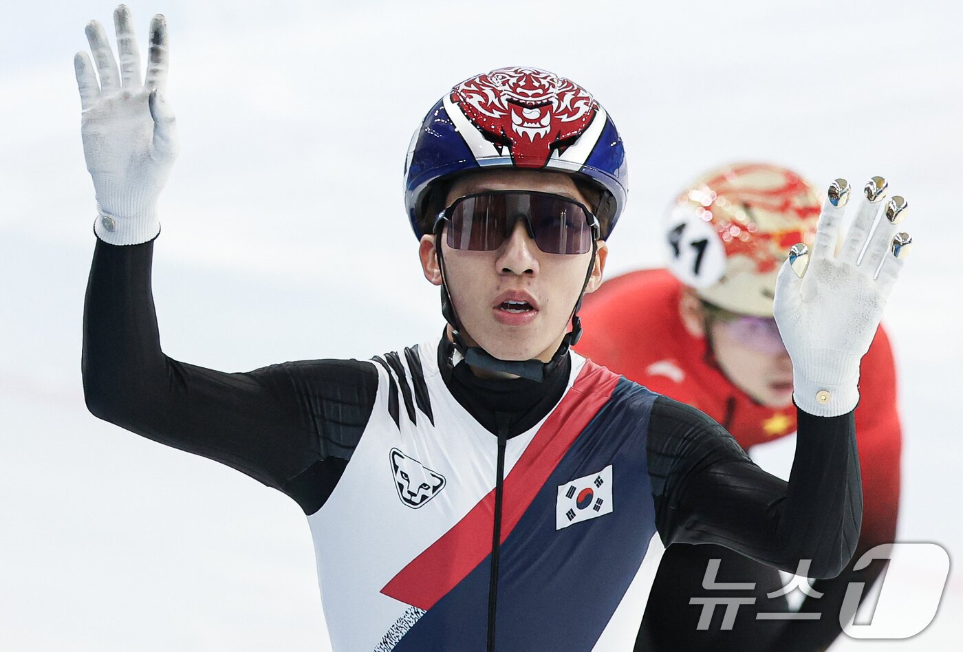 본문 이미지 - 8일(현지시간) 중국 헤이룽장성 하얼빈 빙상훈련센터 다목적홀에서 열린 하얼빈 동계아시안게임 쇼트트랙 남자 1,500m 결승에서 박지원이 금메달을 확정지은 후 기뻐하고 있다. 2025.2.8/뉴스1 ⓒ News1 이승배 기자
