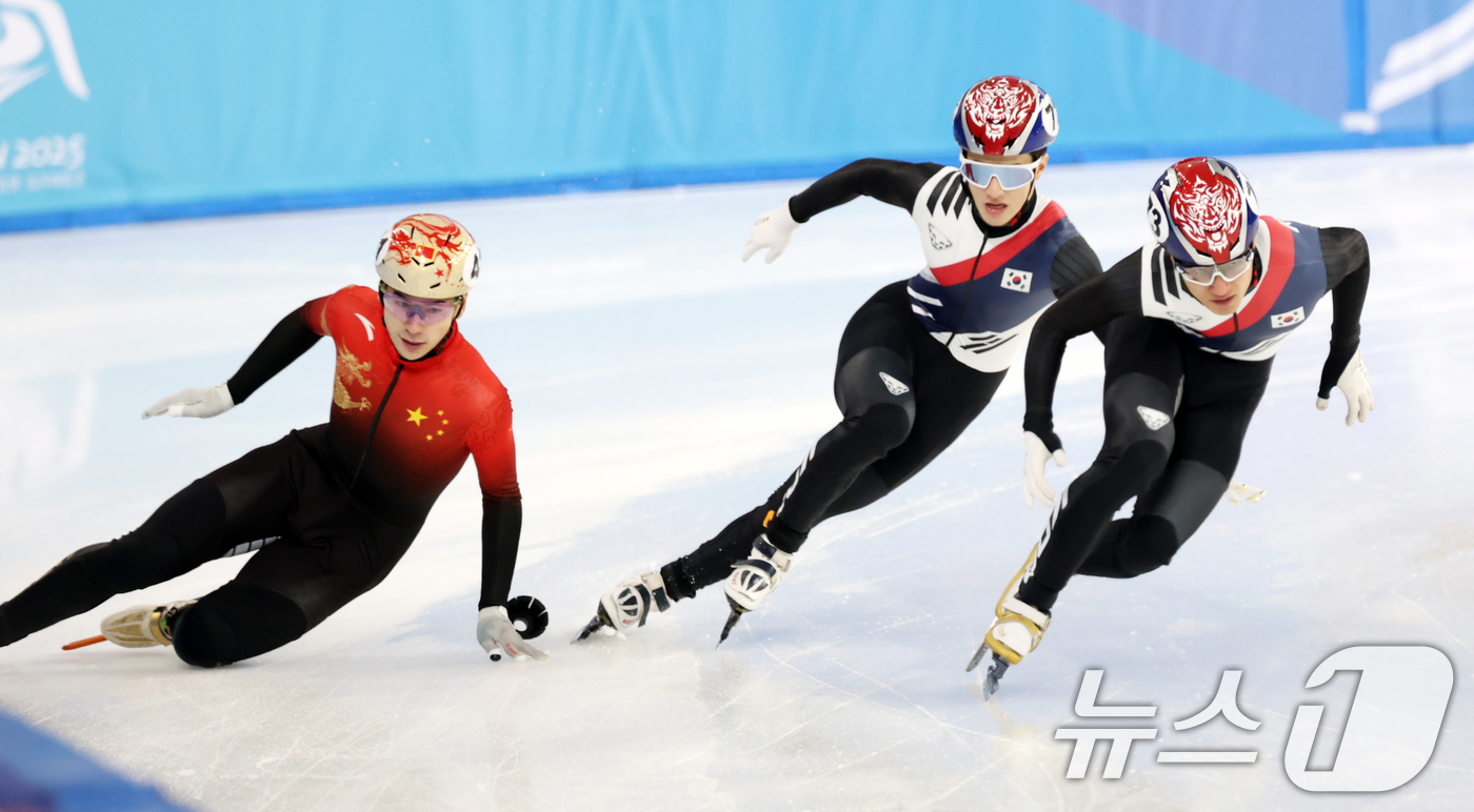 (하얼빈(중국)=뉴스1) 이승배 기자 = 8일(현지시간) 중국 헤이룽장성 하얼빈 빙상훈련센터 다목적홀에서 열린 하얼빈 동계아시안게임 쇼트트랙 남자 500m 준준결승에서 김태성과 장 …