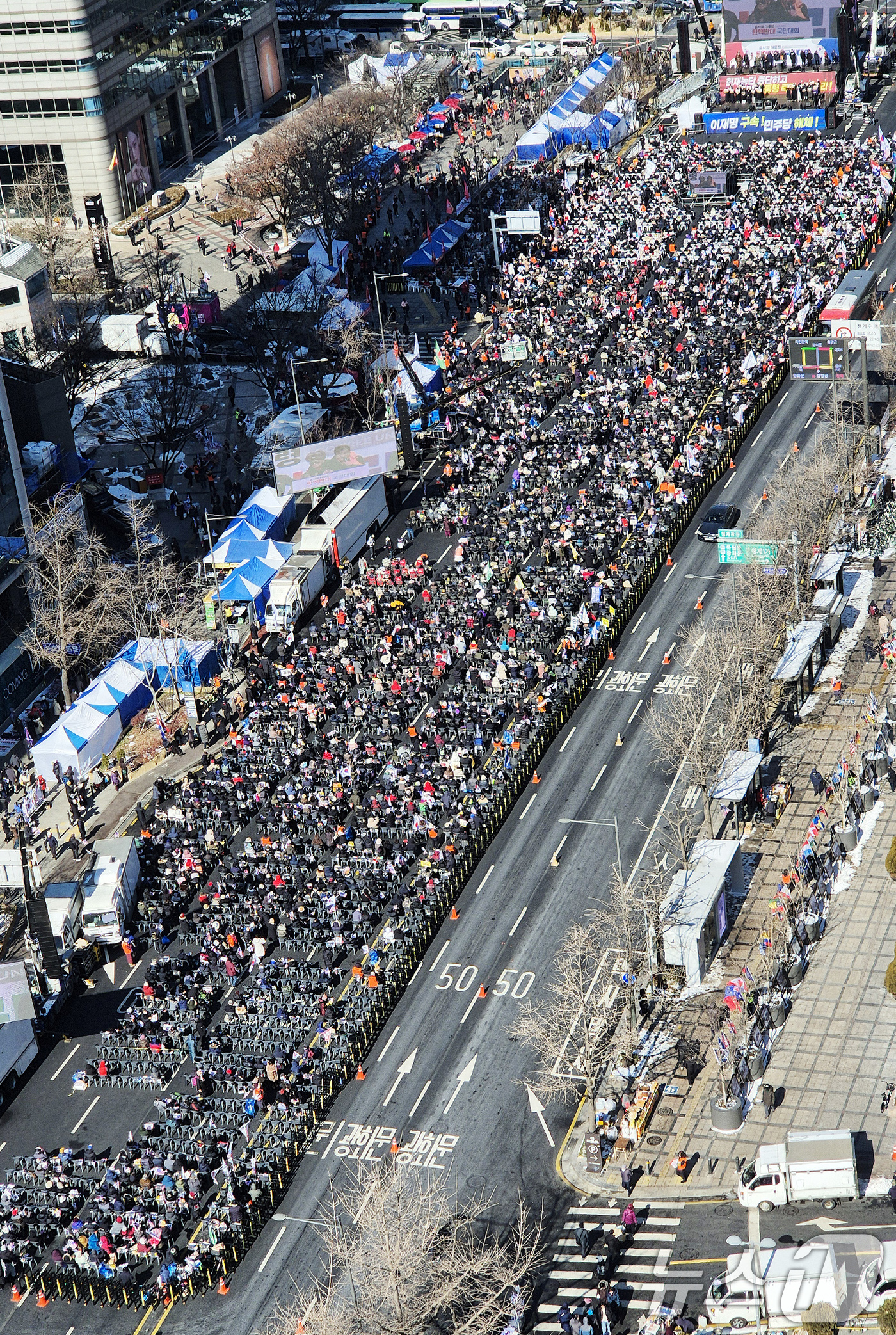 (서울=뉴스1) 장수영 기자 = 윤석열 대통령 지지자 등 보수단체 회원들이 8일 오후 서울 종로구 동화면세점 앞 세종대로 일대에서 윤 대통령 탄핵 반대 집회를 하고 있다. 2025 …