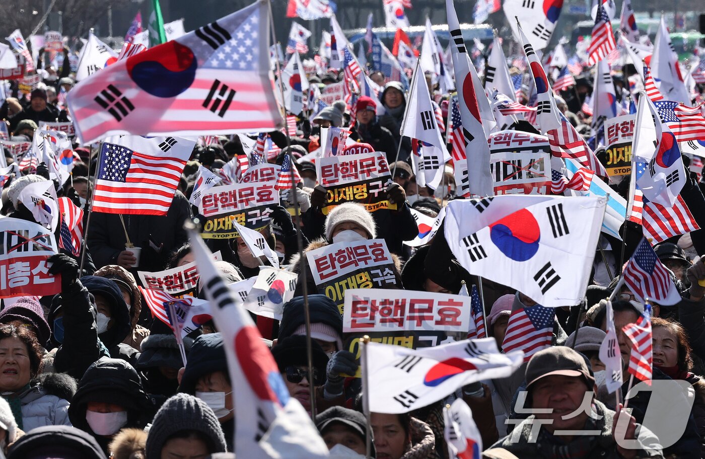 본문 이미지 - 윤석열 대통령 지지자 등 보수단체 회원들이 8일 오후 서울 종로구 동화면세점 앞 세종대로 일대에서 윤 대통령 탄핵 반대 집회를 하고 있다. 2025.2.8/뉴스1 ⓒ News1 장수영 기자