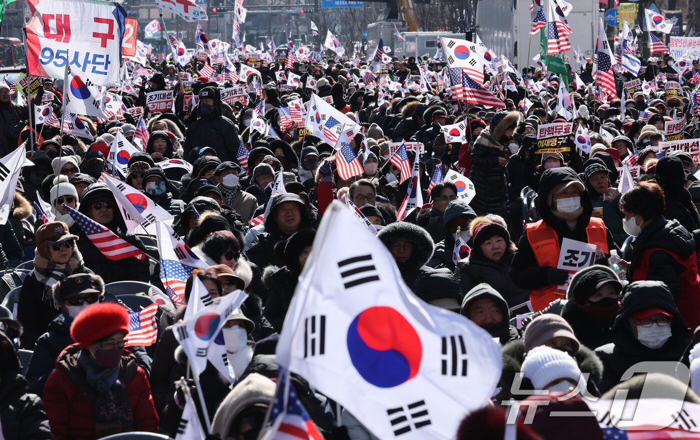 본문 이미지 - 윤석열 대통령 지지자 등 보수단체 회원들이 8일 오후 서울 종로구 동화면세점 앞 세종대로 일대에서 윤 대통령 탄핵 반대 집회를 하고 있다. 2025.2.8/뉴스1 ⓒ News1 장수영 기자