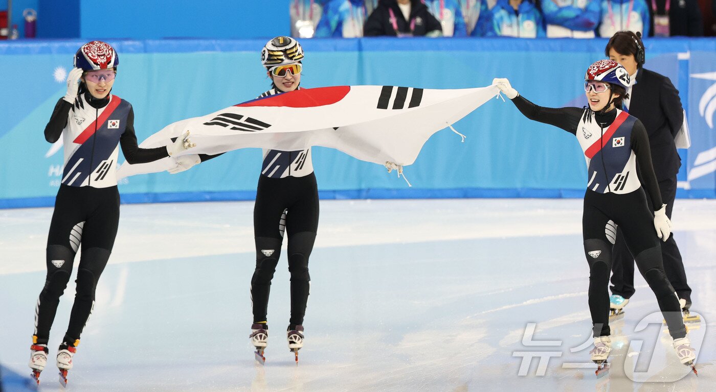 본문 이미지 - 8일(현지시간) 중국 헤이룽장성 하얼빈 빙상훈련센터 다목적홀에서 열린 하얼빈 동계아시안게임 쇼트트랙 여자 500m 결승에서 1위 최민정, 2위 김길리, 3위 이소연이 결승선을 밟으며 금, 은, 동메달을 모두 차지하는 올 포디움을 달성, 태극기를 휘날리고 있다. 2025.2.8/뉴스1 ⓒ News1 이승배 기자