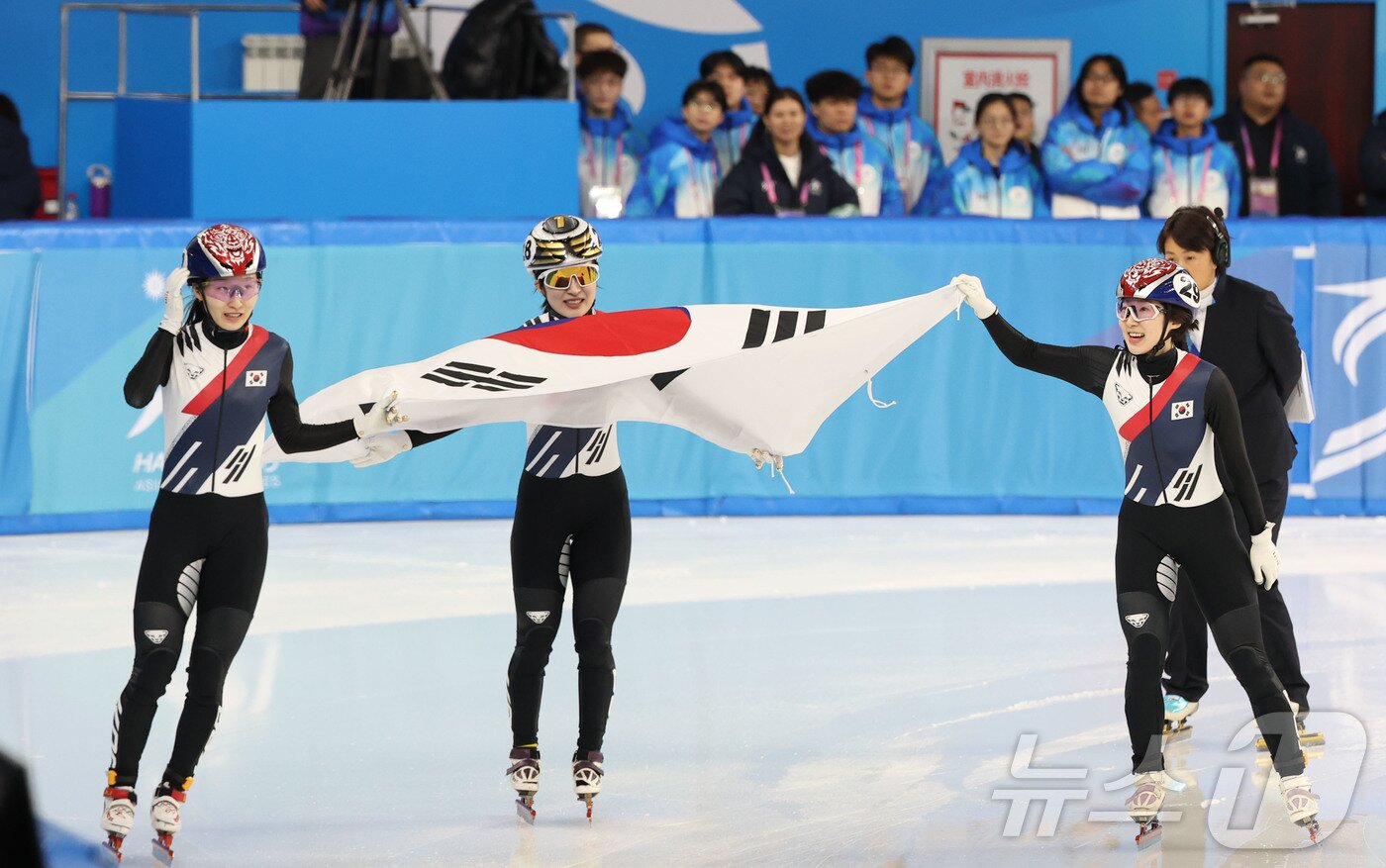 본문 이미지 - 8일(현지시간) 중국 헤이룽장성 하얼빈 빙상훈련센터 다목적홀에서 열린 하얼빈 동계아시안게임 쇼트트랙 여자 500m 결승에서 1위 최민정, 2위 김길리, 3위 이소연이 결승선을 밟으며 금, 은, 동메달을 모두 차지하는 올 포디움을 달성, 태극기를 휘날리고 있다. 2025.2.8/뉴스1 ⓒ News1 이승배 기자