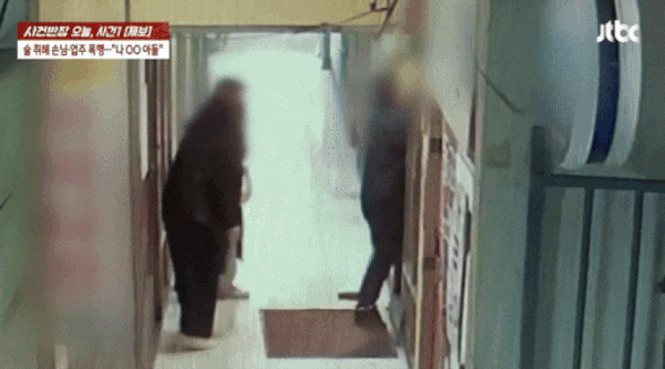 본문 이미지 - 피해 손님 최 모 씨(흰색 옷)가 저항하는 과정에서 김 모 씨(검은 옷)을 때리는 모습. (JTBC 갈무리)