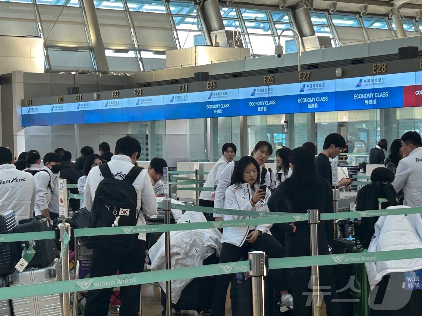 본문 이미지 -  지난 3일 중국 하얼빈으로 출국을 앞두고 수속을 밟고 있는 스피드스케이팅 대표팀. 가운데 이나현이 여유 있는 자세로 휴대전화를 만지고 있다. 2025.2.3/뉴스1 ⓒ News1 문대현 기자