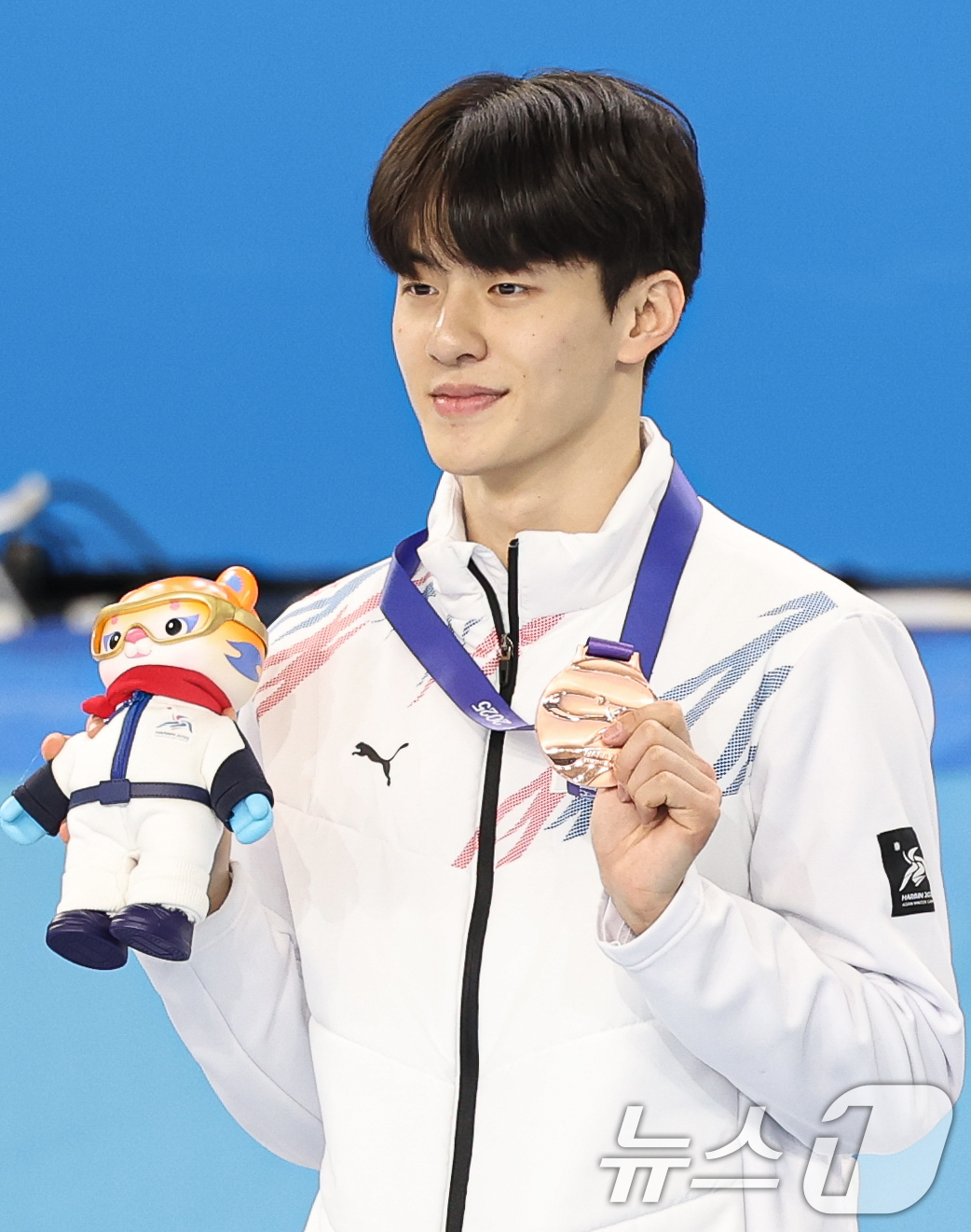 (하얼빈(중국)=뉴스1) 이승배 기자 = 8일(현지시간) 중국 헤이룽장성 하얼빈 빙상훈련센터 다목적홀에서 열린 하얼빈 동계아시안게임 쇼트트랙 남자 1500m 시상식에서 동메달을 수 …