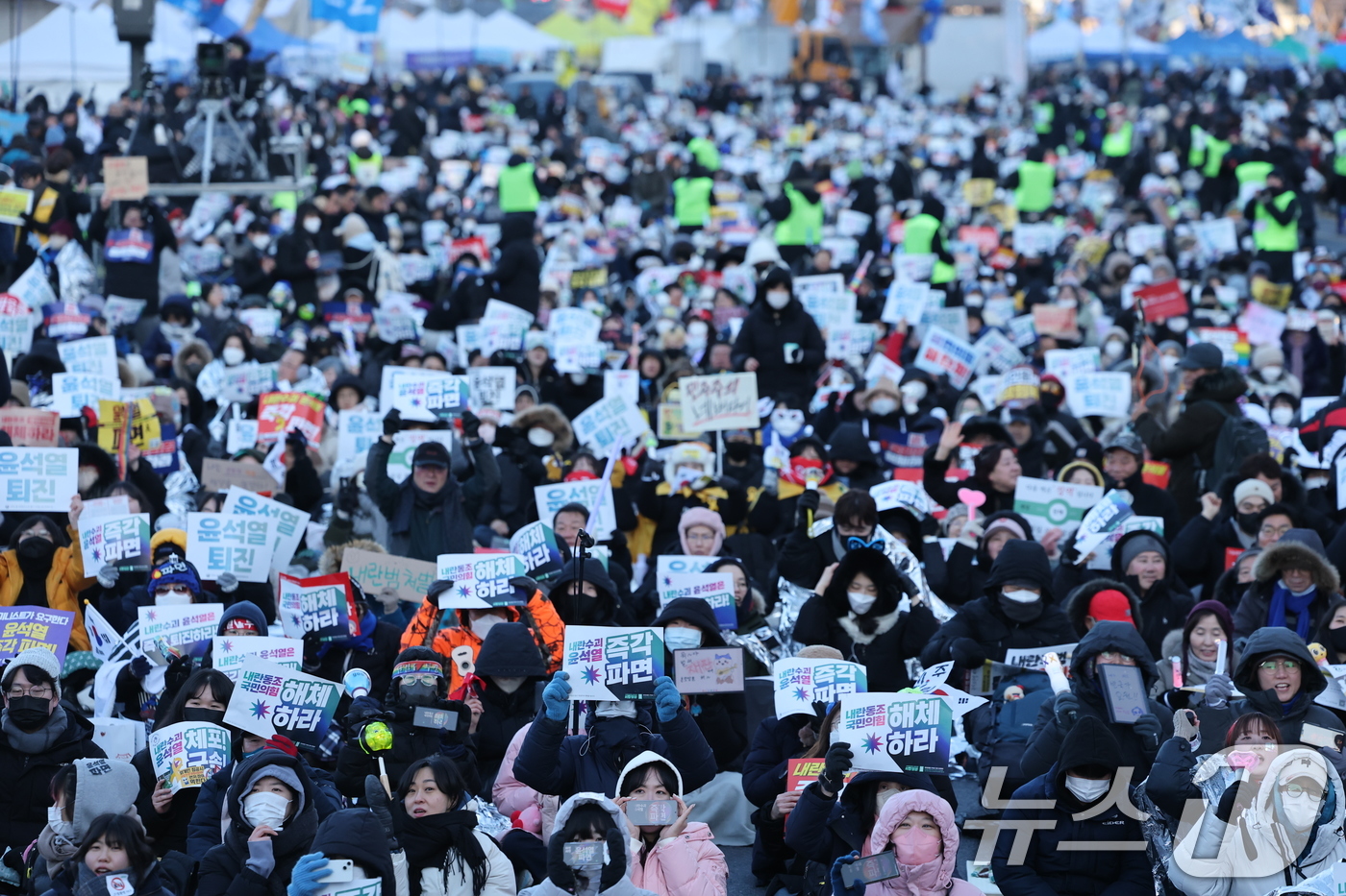 (서울=뉴스1) 오대일 기자 = 8일 오후 서울 종로구 경복궁역 일대에서 열린 윤석열 대통령 즉각 퇴진 사회대개혁 비상행동 주최 10차 범시민대행진 집회에서 참가자들이 윤 대통령의 …