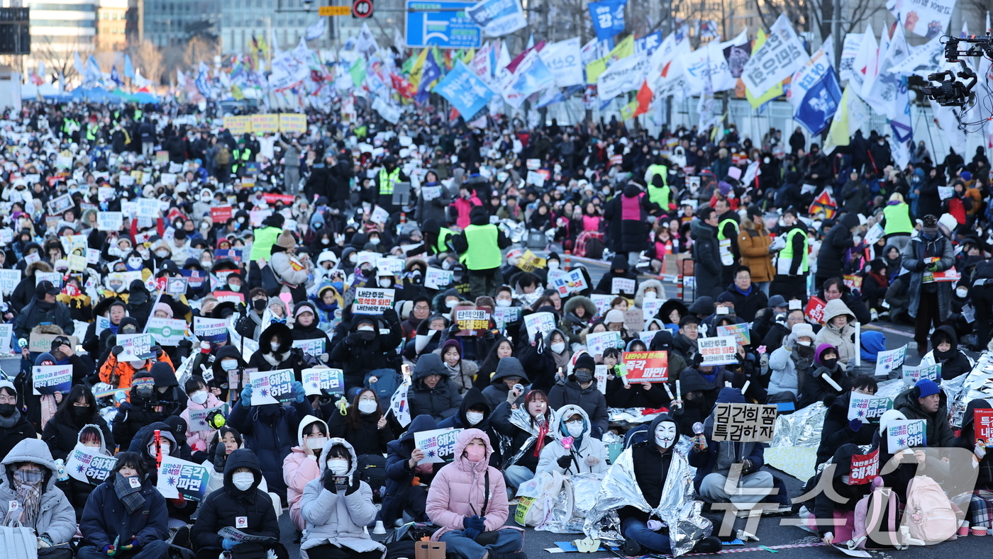(서울=뉴스1) 오대일 기자 = 8일 오후 서울 종로구 경복궁역 일대에서 열린 윤석열 대통령 즉각 퇴진 사회대개혁 비상행동 주최 10차 범시민대행진 집회에서 참가자들이 윤 대통령의 …