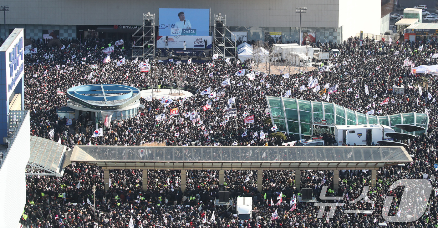 (대구=뉴스1) 공정식 기자 = 한국사 '일타강사' 전한길이 8일 오후 대구 동구 동대구역 광장에서 열린 '세이브코리아 국가비상기도회'를 찾아 연설하고 있다. 2025.2.8/뉴스 …
