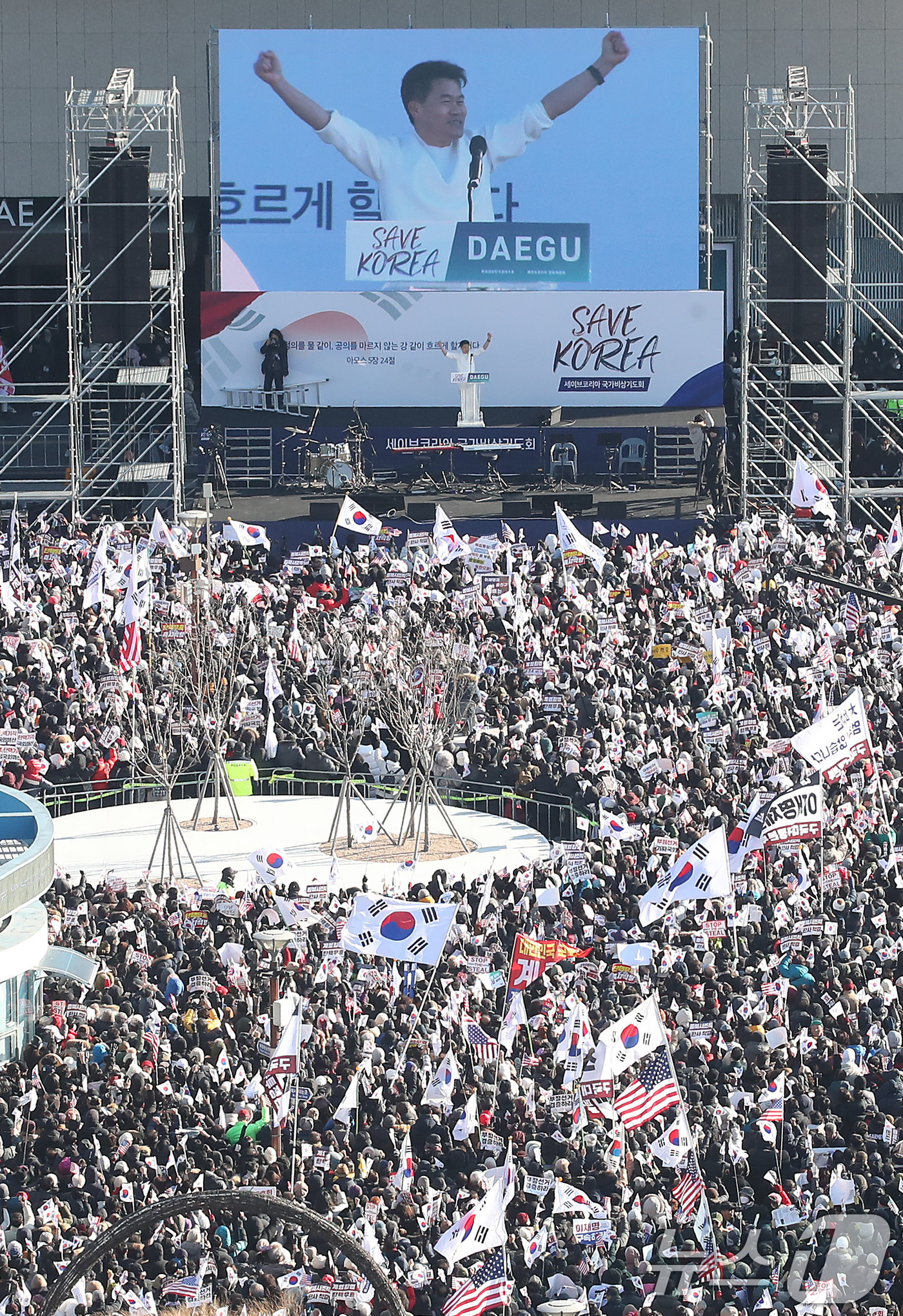 (대구=뉴스1) 공정식 기자 = 한국사 '일타강사' 전한길이 8일 오후 대구 동구 동대구역 광장에서 열린 '세이브코리아 국가비상기도회'를 찾아 연설하고 있다. 2025.2.8/뉴스 …