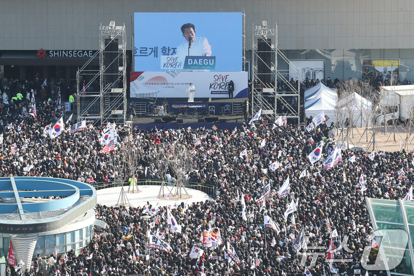 (대구=뉴스1) 공정식 기자 = 한국사 '일타강사' 전한길이 8일 오후 대구 동구 동대구역 광장에서 열린 '세이브코리아 국가비상기도회'를 찾아 연설하고 있다. 2025.2.8/뉴스 …