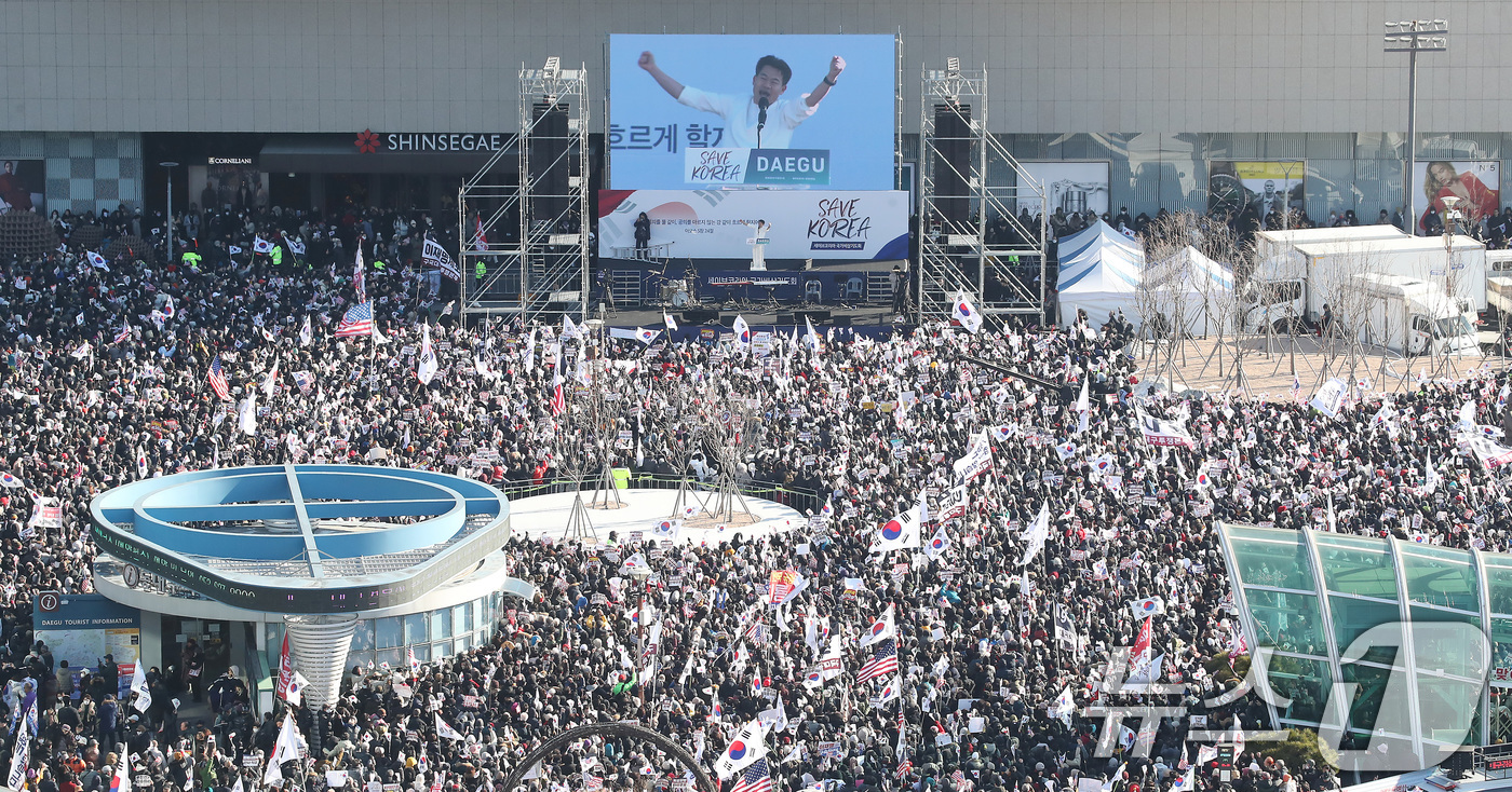 (대구=뉴스1) 공정식 기자 = 한국사 '일타강사' 전한길이 8일 오후 대구 동구 동대구역 광장에서 열린 '세이브코리아 국가비상기도회'를 찾아 연설하고 있다. 2025.2.8/뉴스 …