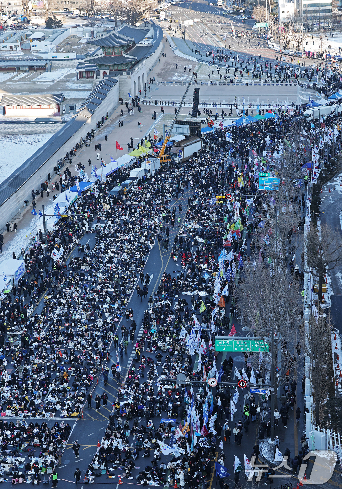 (서울=뉴스1) 오대일 기자 = 8일 오후 서울 종로구 경복궁역 일대에서 열린 윤석열 대통령 즉각 퇴진 사회대개혁 비상행동 주최 10차 범시민대행진 집회에서 참가자들이 윤 대통령의 …