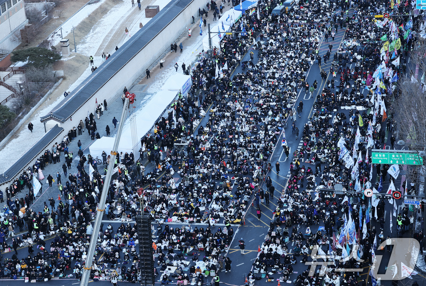 (서울=뉴스1) 오대일 기자 = 8일 오후 서울 종로구 경복궁역 일대에서 열린 윤석열 대통령 즉각 퇴진 사회대개혁 비상행동 주최 10차 범시민대행진 집회에서 참가자들이 윤 대통령의 …