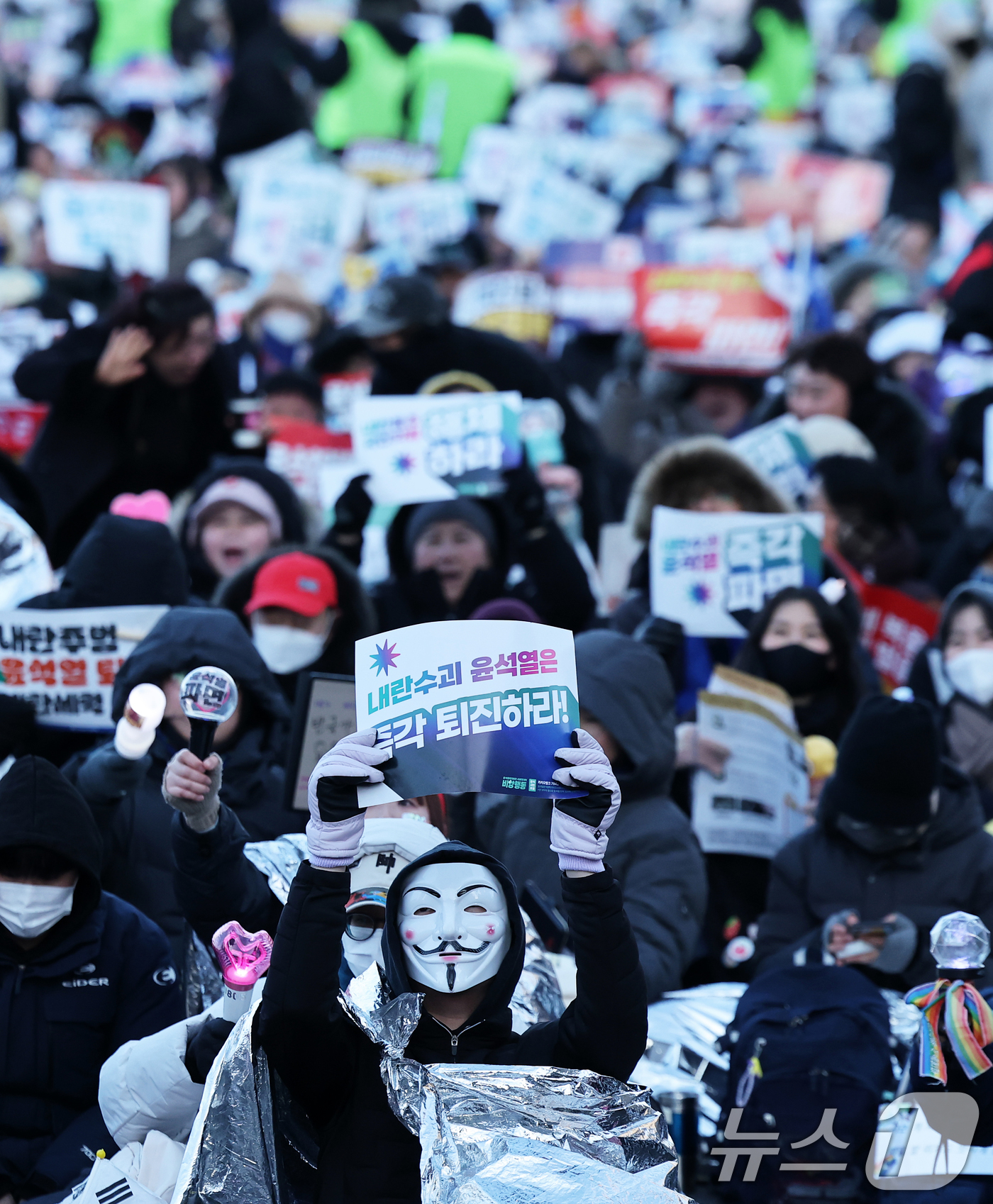 (서울=뉴스1) 오대일 기자 = 8일 오후 서울 종로구 경복궁역 일대에서 열린 윤석열 대통령 즉각 퇴진 사회대개혁 비상행동 주최 10차 범시민대행진 집회에서 참가자들이 윤 대통령의 …