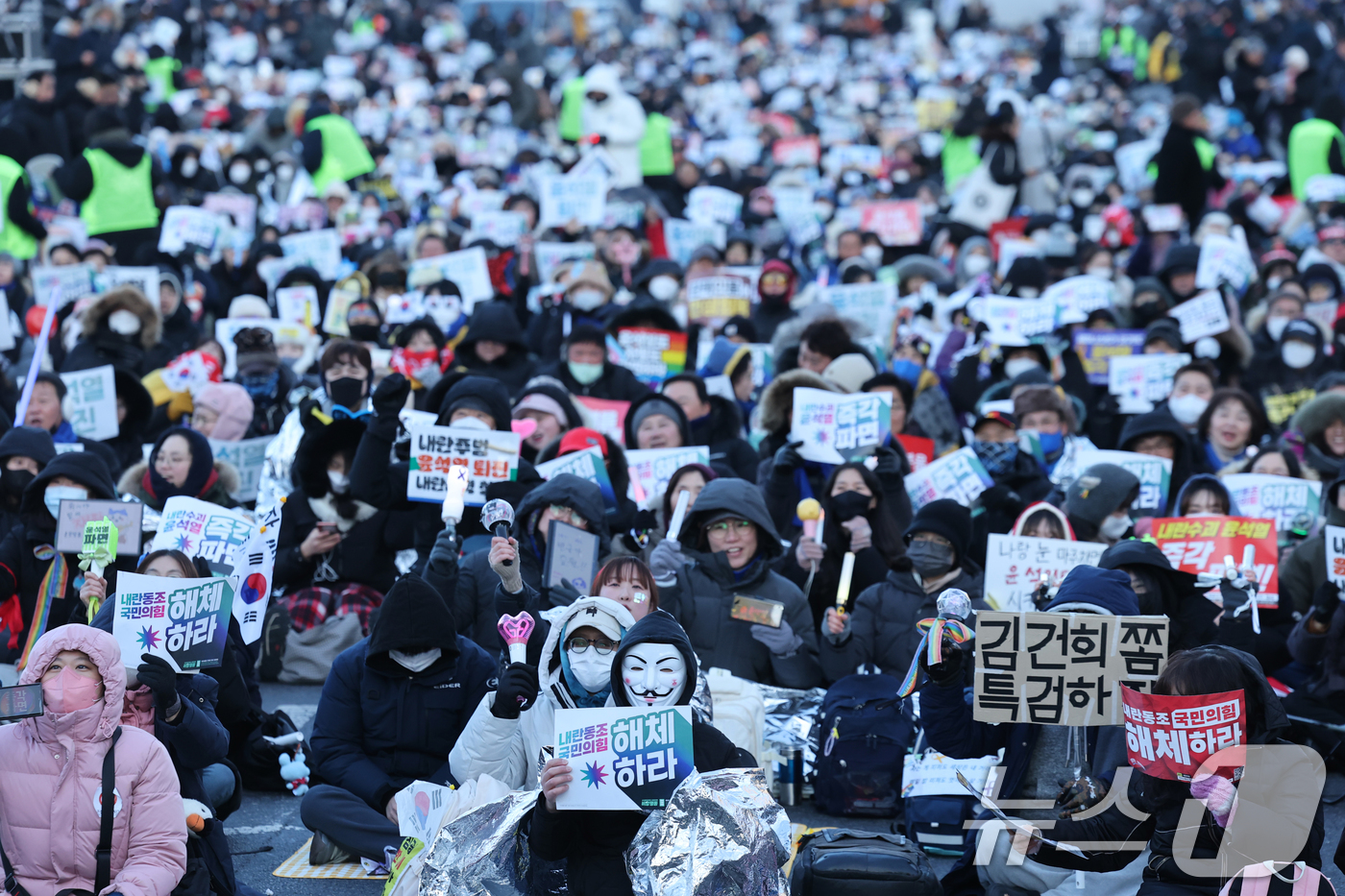 (서울=뉴스1) 오대일 기자 = 8일 오후 서울 종로구 경복궁역 일대에서 열린 윤석열 대통령 즉각 퇴진 사회대개혁 비상행동 주최 10차 범시민대행진 집회에서 참가자들이 윤 대통령의 …