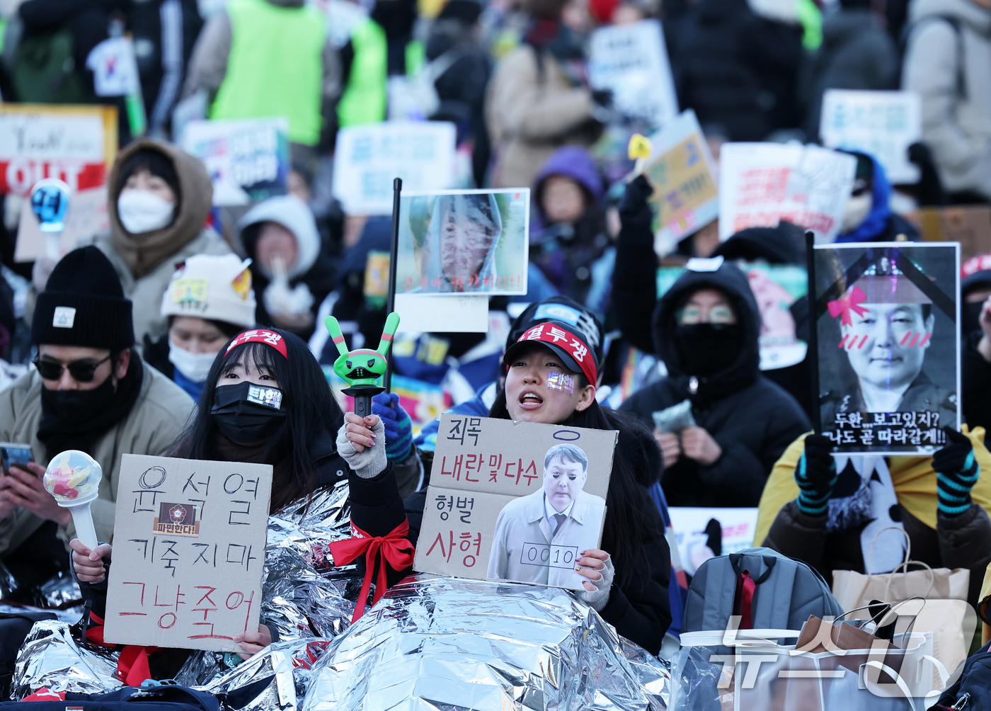 (서울=뉴스1) 오대일 기자 = 8일 오후 서울 종로구 경복궁역 일대에서 열린 윤석열 대통령 즉각 퇴진 사회대개혁 비상행동 주최 10차 범시민대행진 집회에서 참가자들이 은박담요를 …
