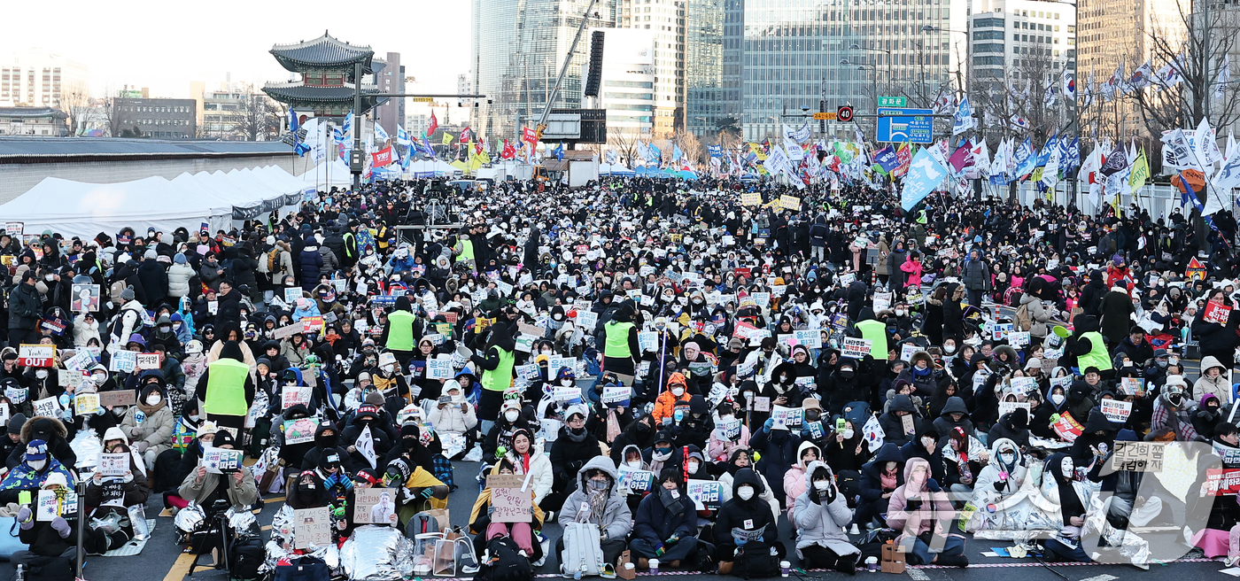 (서울=뉴스1) 오대일 기자 = 8일 오후 서울 종로구 경복궁역 일대에서 열린 윤석열 대통령 즉각 퇴진 사회대개혁 비상행동 주최 10차 범시민대행진 집회에서 참가자들이 윤 대통령의 …