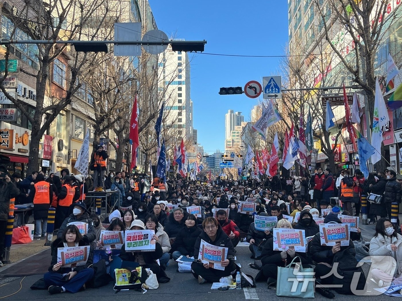 본문 이미지 - 8일 오후 부산 서면 동천로에서 윤석열 대통령 파면 찬성 집회가 진행되고 있다.2025.2.8/뉴스1 ⓒ News1 장광일 기자