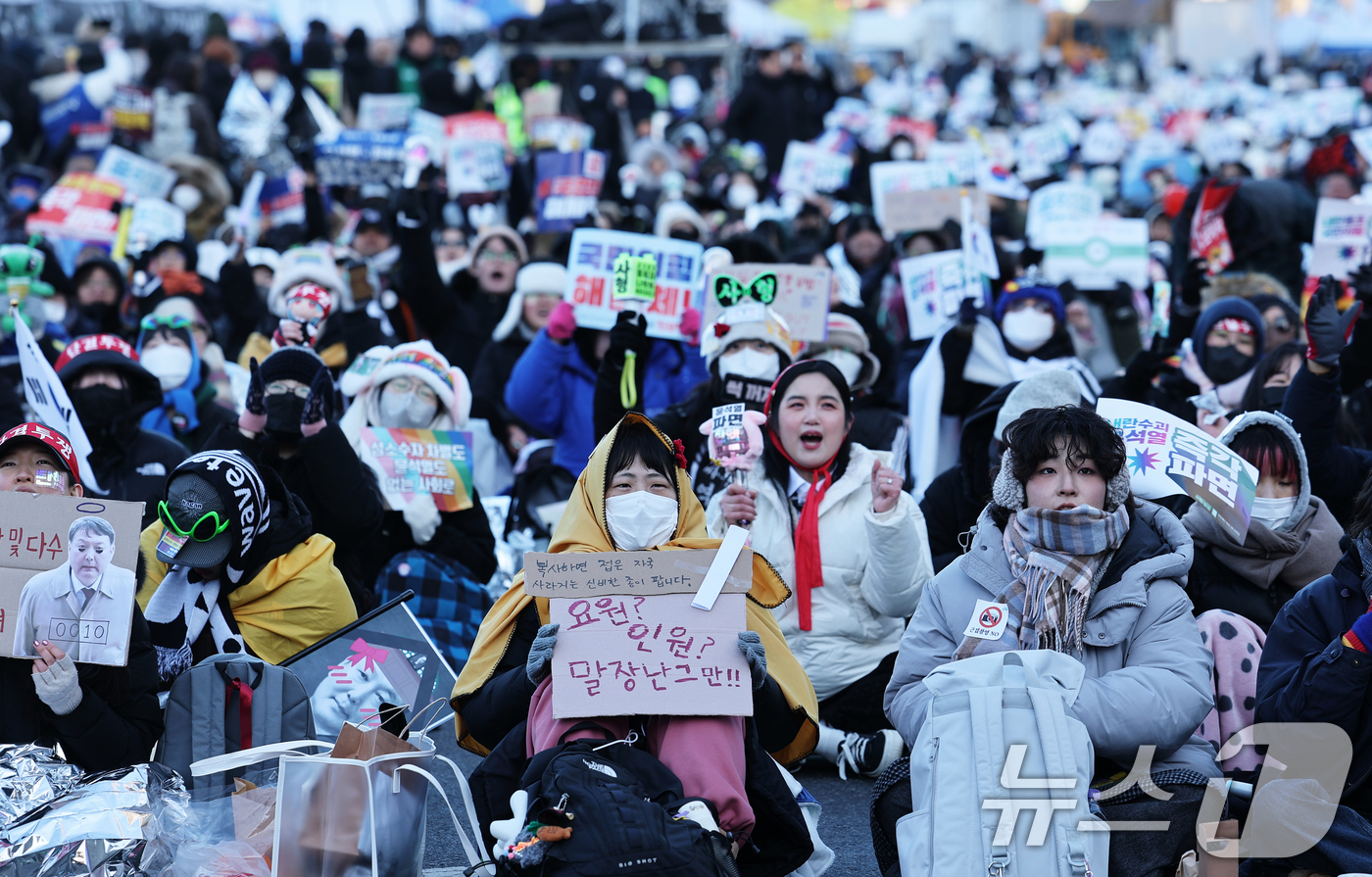 (서울=뉴스1) 오대일 기자 = 8일 오후 서울 종로구 경복궁역 일대에서 열린 윤석열 대통령 즉각 퇴진 사회대개혁 비상행동 주최 10차 범시민대행진 집회에서 참가자들이 형형색색의 …