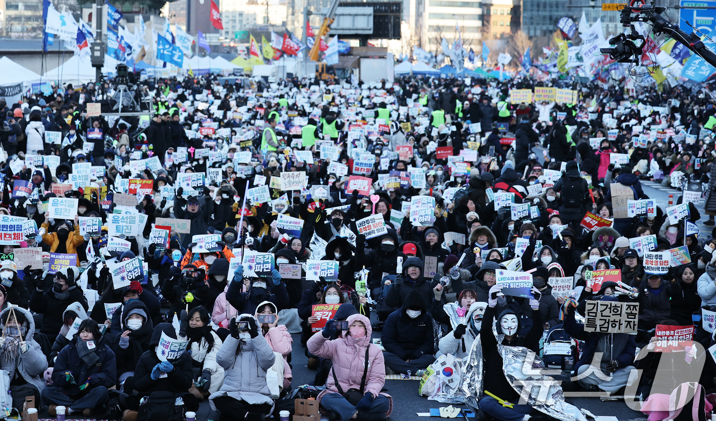 (서울=뉴스1) 오대일 기자 = 8일 오후 서울 종로구 경복궁역 일대에서 열린 윤석열 대통령 즉각 퇴진 사회대개혁 비상행동 주최 10차 범시민대행진 집회에서 참가자들이 윤 대통령의 …