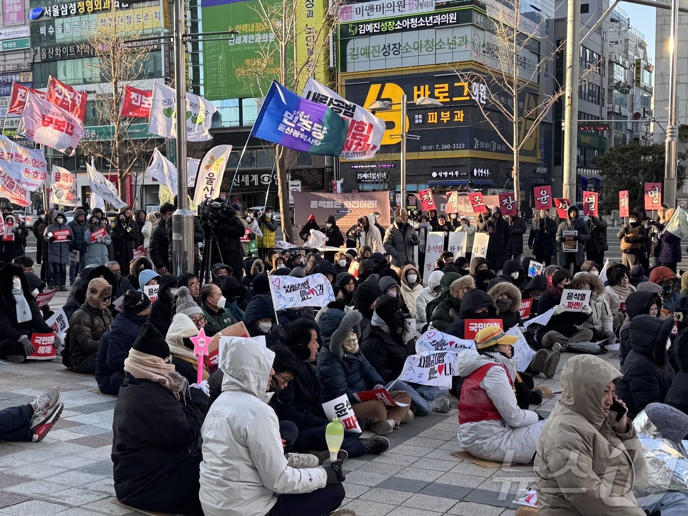 본문 이미지 - 8일 오후 4시 울산 롯데백화점 앞에는 윤석열즉각퇴진울산운동본부가 주최한 &#39;윤석열 즉각 파면 울산시민대회&#39;가 열려 경찰 추산 150명이 참가했다.2025.2.5./뉴스1 김세은 기자
