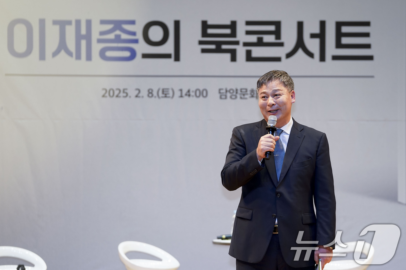 (서울=뉴스1) = 전남 담양의 관광지를 시집으로 엮은 '담양장날'을 출간한 이재종 전 청와대 행정관이 8일 오후 전남 담양문화회관에서 가진 북콘서트에서 대담을 하고 있다.이 전 …