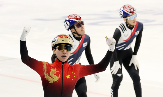 다른 국기 단 '한국 선수'…태극기 단 '외국 선수'[올림픽]