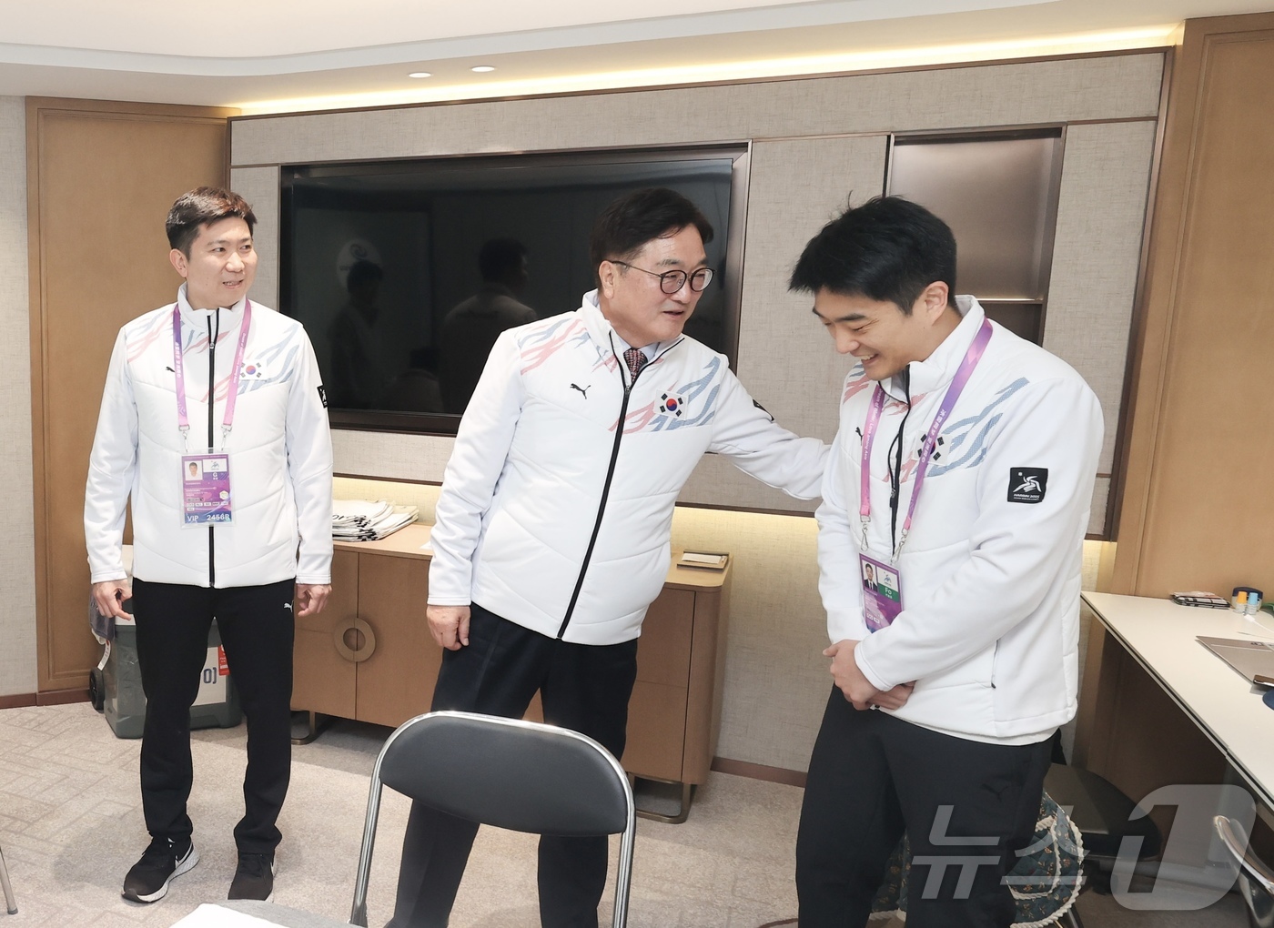 (서울=뉴스1) = 우원식 국회의장이 8일(현지시간) 중국 하얼빈 동계아시안게임 선수촌 의무실을 찾아 격려하고 있다. 왼쪽은 유승민 대한체육회장. (국회의장실 제공) 2025.2. …