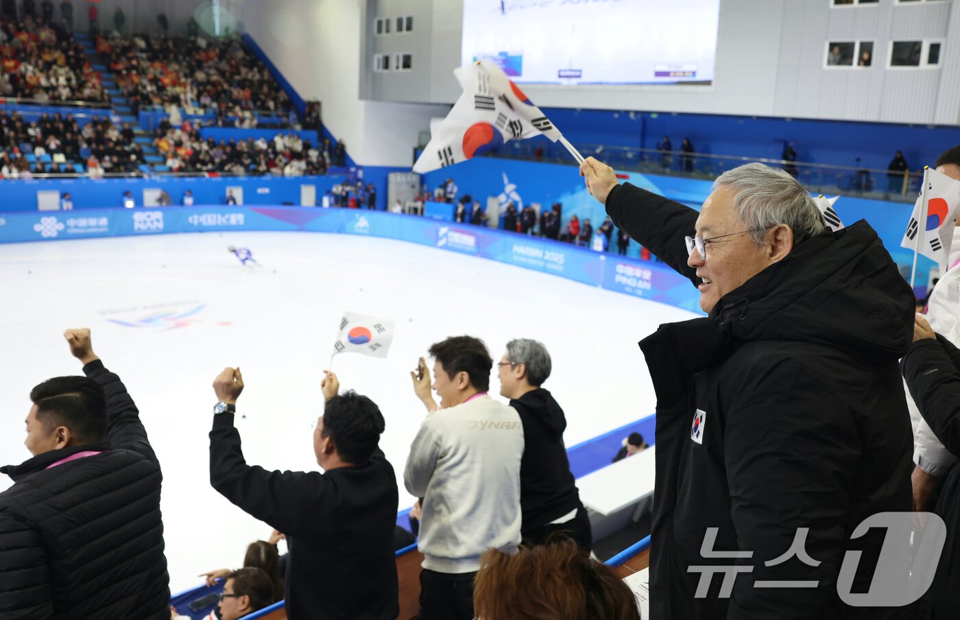 본문 이미지 - 유인촌 문화체육관광부 장관이 8일(현지시간) 중국 하얼빈 헤이룽장 빙상훈련센터 다목적홀에서 열린 2025 하얼빈 동계 아시안게임 쇼트트랙 경기를 관람하며 대한민국 선수단을 응원하고 있다. (문화체육관광부 제공) 2025.2.8/뉴스1
