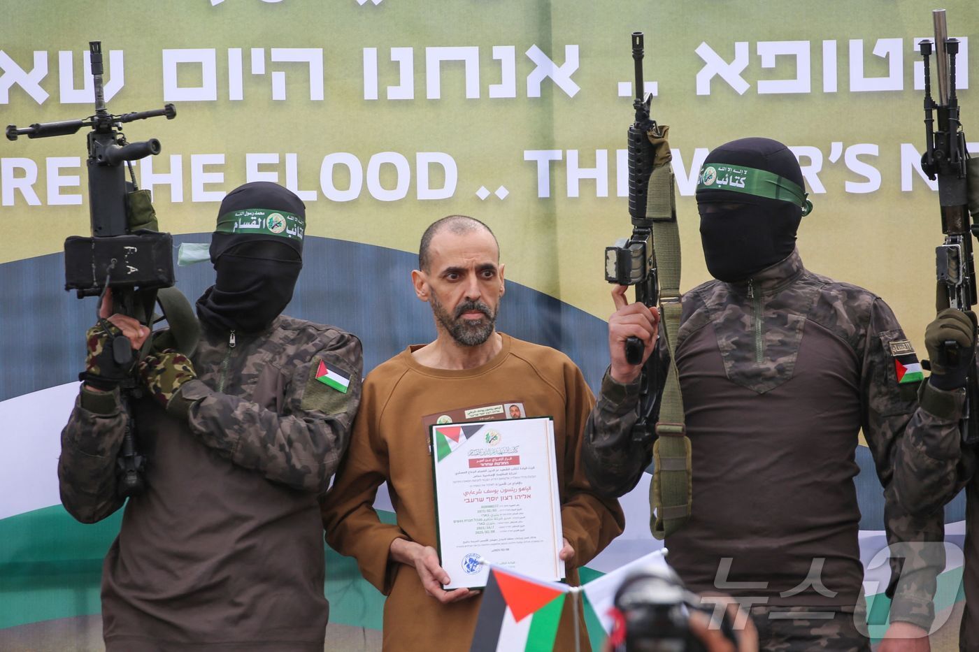 본문 이미지 - 8일 팔레스타인 무장정파 하마스 대원들이 이스라엘 인질 엘리 샤라비&#40;가운데&#41;의 석방을 알리고 있다. 2025.2.8 ⓒ AFP=뉴스1 ⓒ News1 강민경 기자