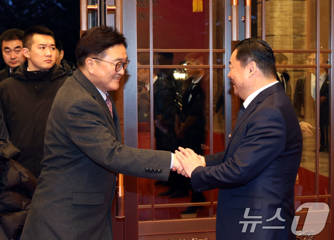 (서울=뉴스1) = 중국을 방문중인 우원식 국회의장이 지난 8일(현지 시간) 오후 하오 펑 랴오닝성 당 서기를 만나 악수하고 있다.(국회의장실 제공)2025.2.9/뉴스1