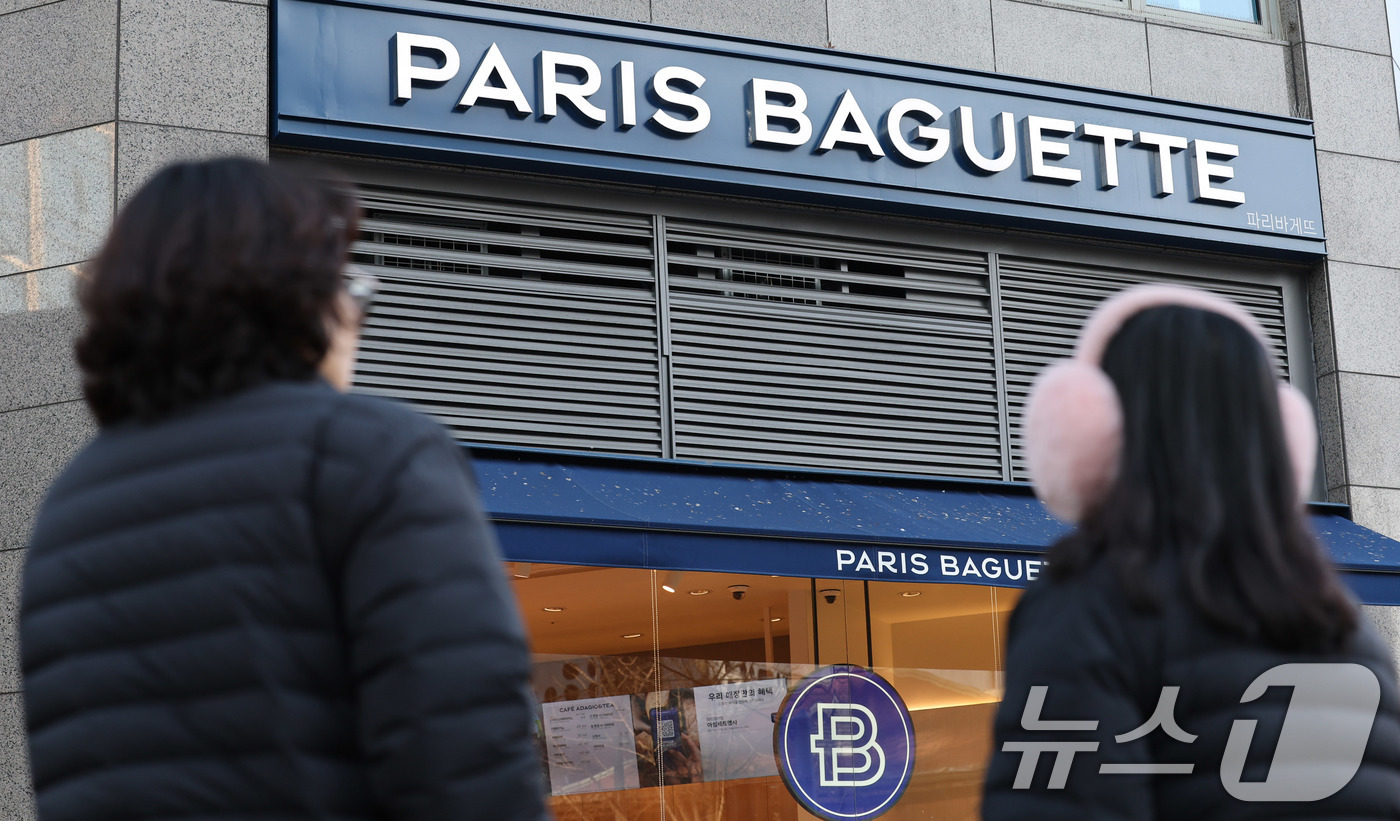 (서울=뉴스1) 박세연 기자 = 9일 서울시내 한 파리바게뜨 앞으로 시민이 지나고 있다.SPC그룹이 운영하는 파리바게뜨가 오는 10일부터 일부 제품 가격을 인상한다고 밝혔다. 이번 …