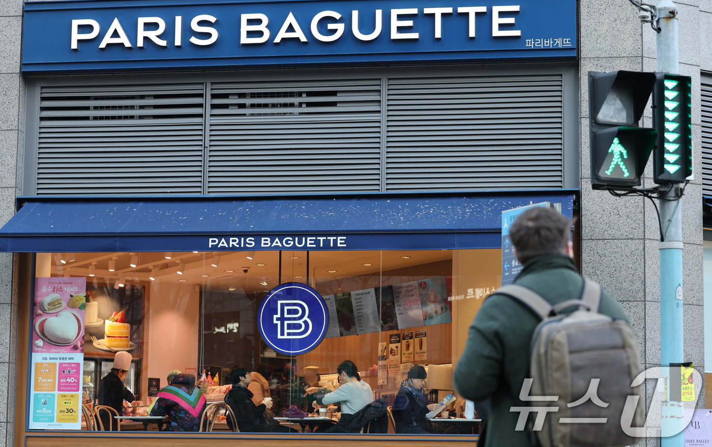 (서울=뉴스1) 박세연 기자 = 9일 서울시내 한 파리바게뜨 앞으로 시민이 지나고 있다.SPC그룹이 운영하는 파리바게뜨가 오는 10일부터 일부 제품 가격을 인상한다고 밝혔다. 이번 …