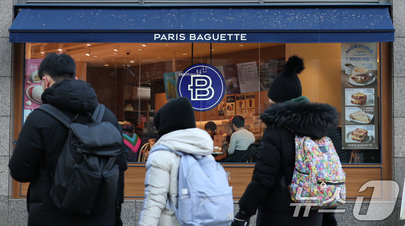 (서울=뉴스1) 박세연 기자 = 9일 서울시내 한 파리바게뜨 앞으로 시민들이 지나고 있다.SPC그룹이 운영하는 파리바게뜨가 오는 10일부터 일부 제품 가격을 인상한다고 밝혔다. 이 …