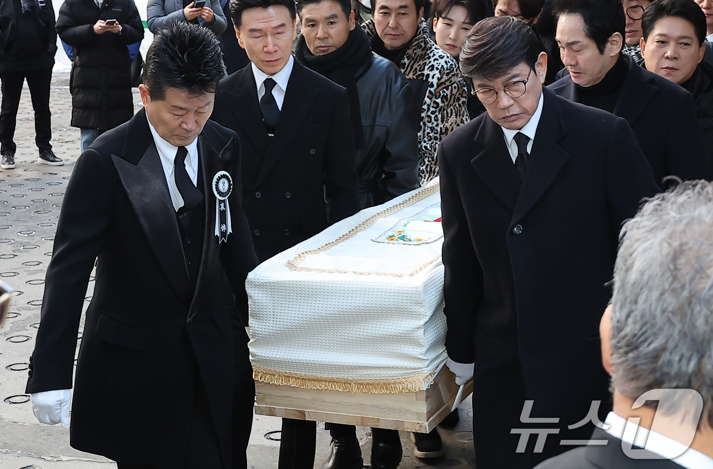 (서울=뉴스1) 김진환 기자 = 9일 오전 서울 종로구 서울대병원 장례식장에서 열린 '국민 트로트 가수' 고(故) 송대관의 영결식에서 가수 태진아(왼쪽)와 설운도가 운구하고 있다. …
