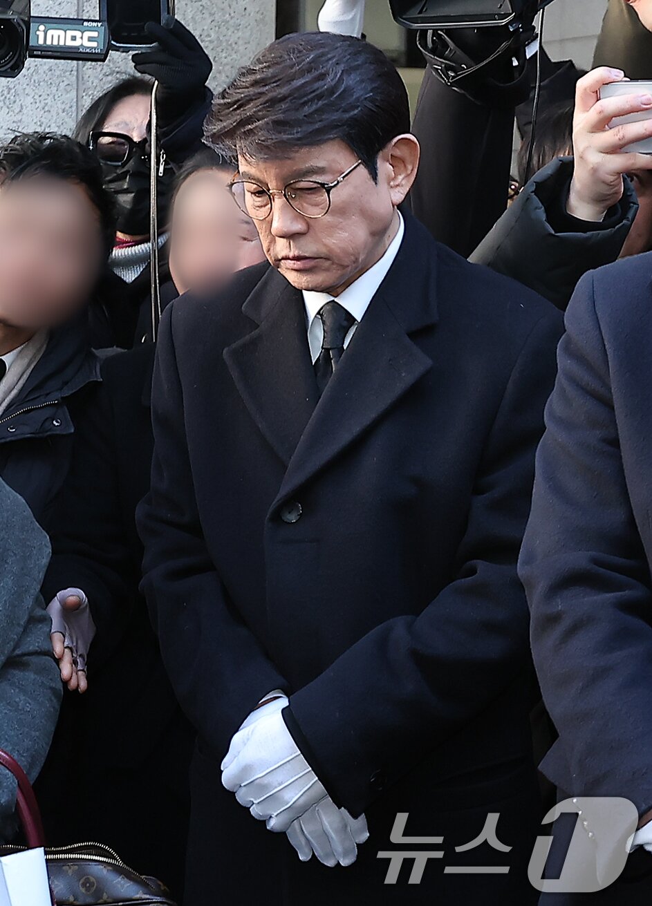 본문 이미지 - 가수 설운도가 9일 오전 서울 종로구 서울대병원 장례식장에서 열린 &#39;국민 트로트 가수&#39; 고&#40;故&#41; 송대관의 영결식에 참석하고 있다. 고인은 지난 1967년 곡 &#39;인정 많은 아저씨&#39;로 데뷔했고, 이후 1975년 발표한 &#39;해뜰날&#39;을 시작으로 &#39;네박자&#39;, &#39;유행가&#39;, &#39;차표 한 장&#39; 등의 메가 히트곡을 내놓으며 큰 인기를 끌었다. 2025.2.9/뉴스1 ⓒ News1 김진환 기자