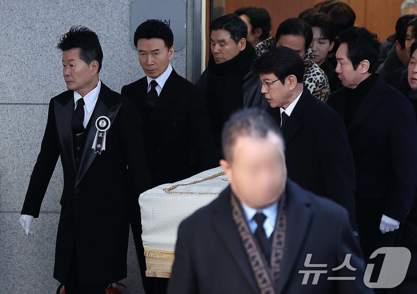 본문 이미지 - 9일 오전 서울 종로구 서울대병원 장례식장에서 &#39;국민 트로트 가수&#39; 고&#40;故&#41; 송대관의 영결식이 엄수되고 있다. 고인은 지난 1967년 곡 &#39;인정 많은 아저씨&#39;로 데뷔했고, 이후 1975년 발표한 &#39;해뜰날&#39;을 시작으로 &#39;네박자&#39;, &#39;유행가&#39;, &#39;차표 한 장&#39; 등의 메가 히트곡을 내놓으며 큰 인기를 끌었다. 2025.2.9/뉴스1 ⓒ News1 김진환 기자