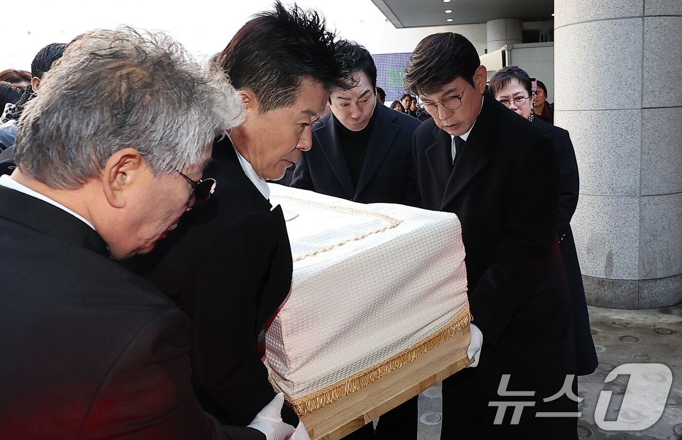 본문 이미지 - 9일 오전 서울 종로구 서울대병원 장례식장에서 &#39;국민 트로트 가수&#39; 고&#40;故&#41; 송대관의 영결식이 엄수되고 있다. 2025.2.9/뉴스1 ⓒ News1 김진환 기자