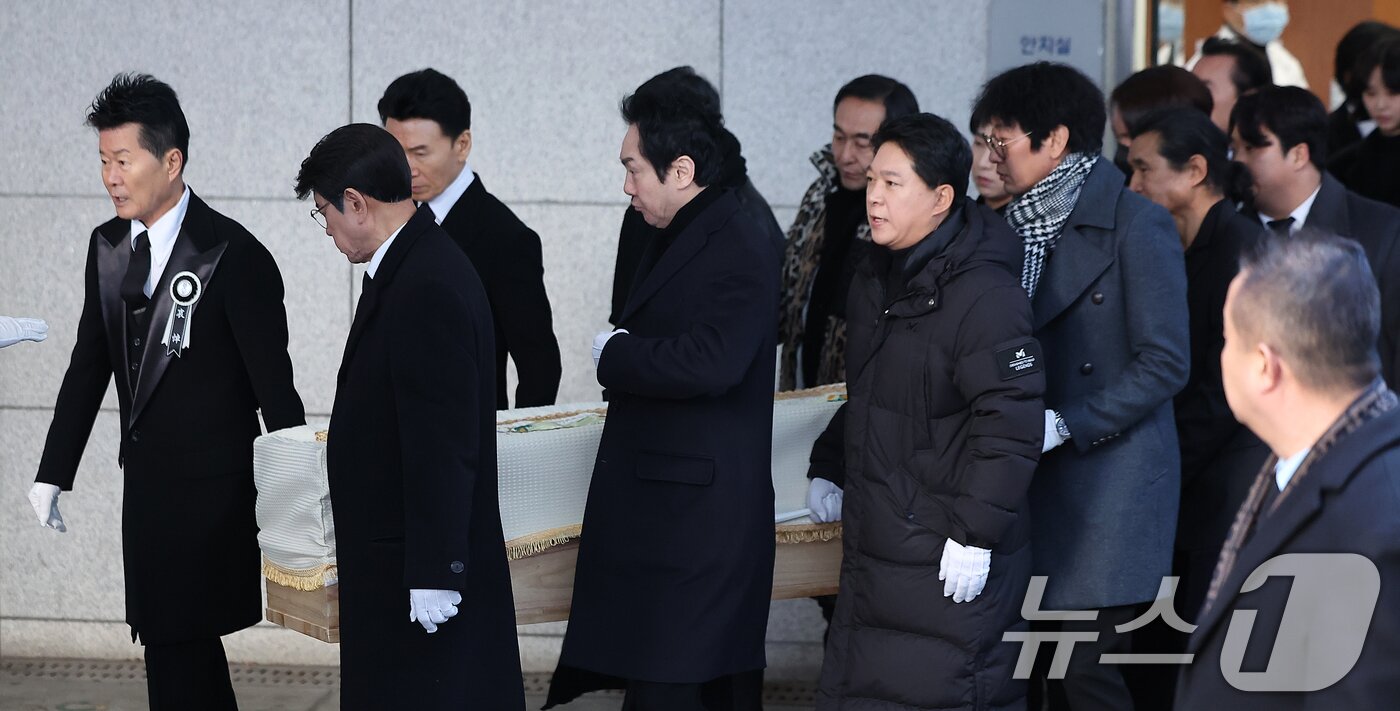 본문 이미지 - 9일 오전 서울 종로구 서울대병원 장례식장에서 &#39;국민 트로트 가수&#39; 고&#40;故&#41; 송대관의 영결식이 엄수되고 있다. 고인은 지난 1967년 곡 &#39;인정 많은 아저씨&#39;로 데뷔했고, 이후 1975년 발표한 &#39;해뜰날&#39;을 시작으로 &#39;네박자&#39;, &#39;유행가&#39;, &#39;차표 한 장&#39; 등의 메가 히트곡을 내놓으며 큰 인기를 끌었다. 2025.2.9/뉴스 ⓒ News1 김진환 기자