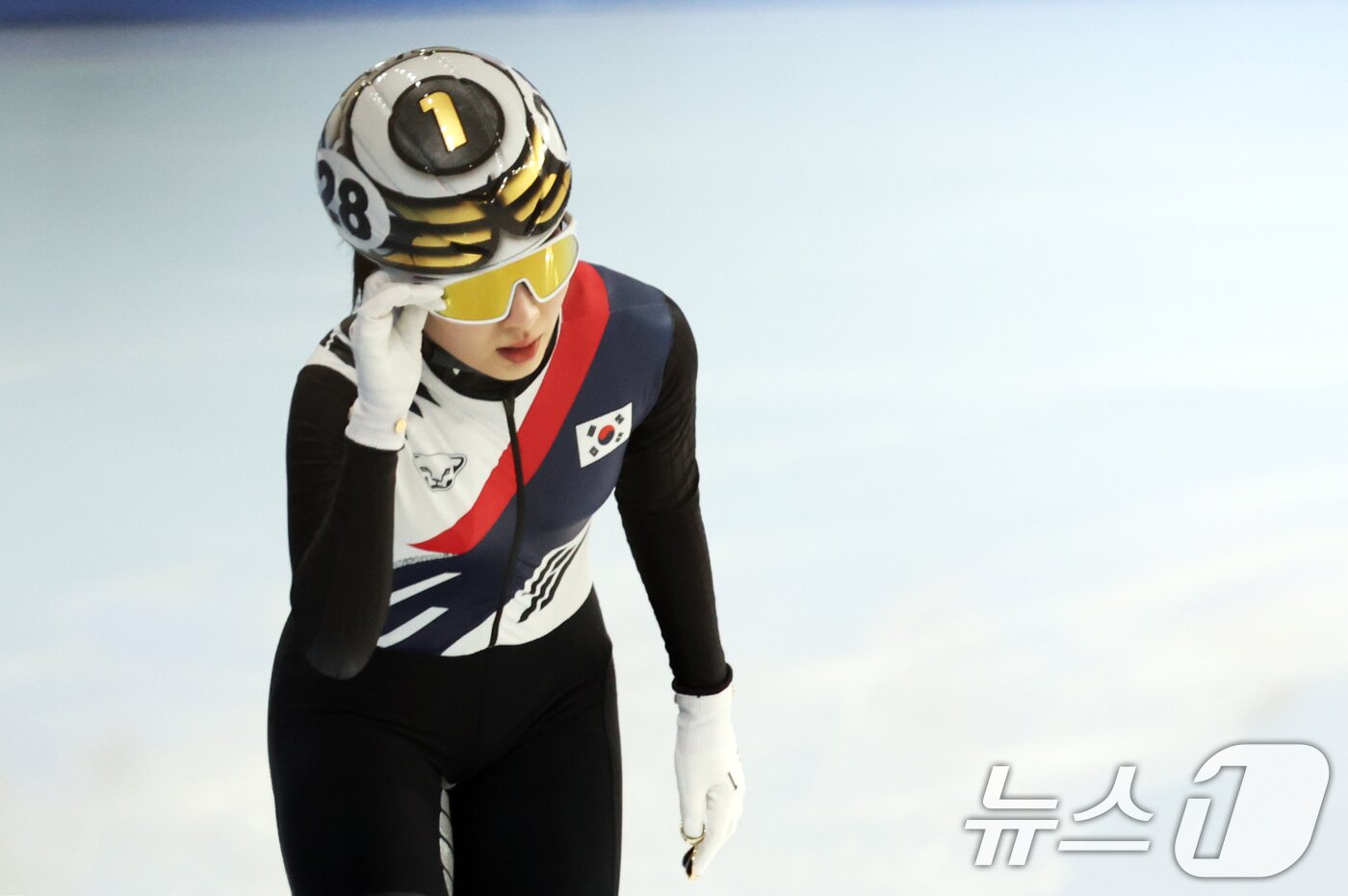 본문 이미지 - 9일(현지시간) 중국 헤이룽장성 하얼빈 빙상훈련센터 다목적홀에서 열린 하얼빈 동계아시안게임 쇼트트랙 여자 1,000m 준준결승에서 김길리가 결승선을 통과하고 있다. 김길리는 일본 시마다 리나에게 걸려 넘어져 4위로 들어왔지만 어드밴스드로 준결승에 진출했다. 2025.2.9/뉴스1 ⓒ News1 이승배 기자
