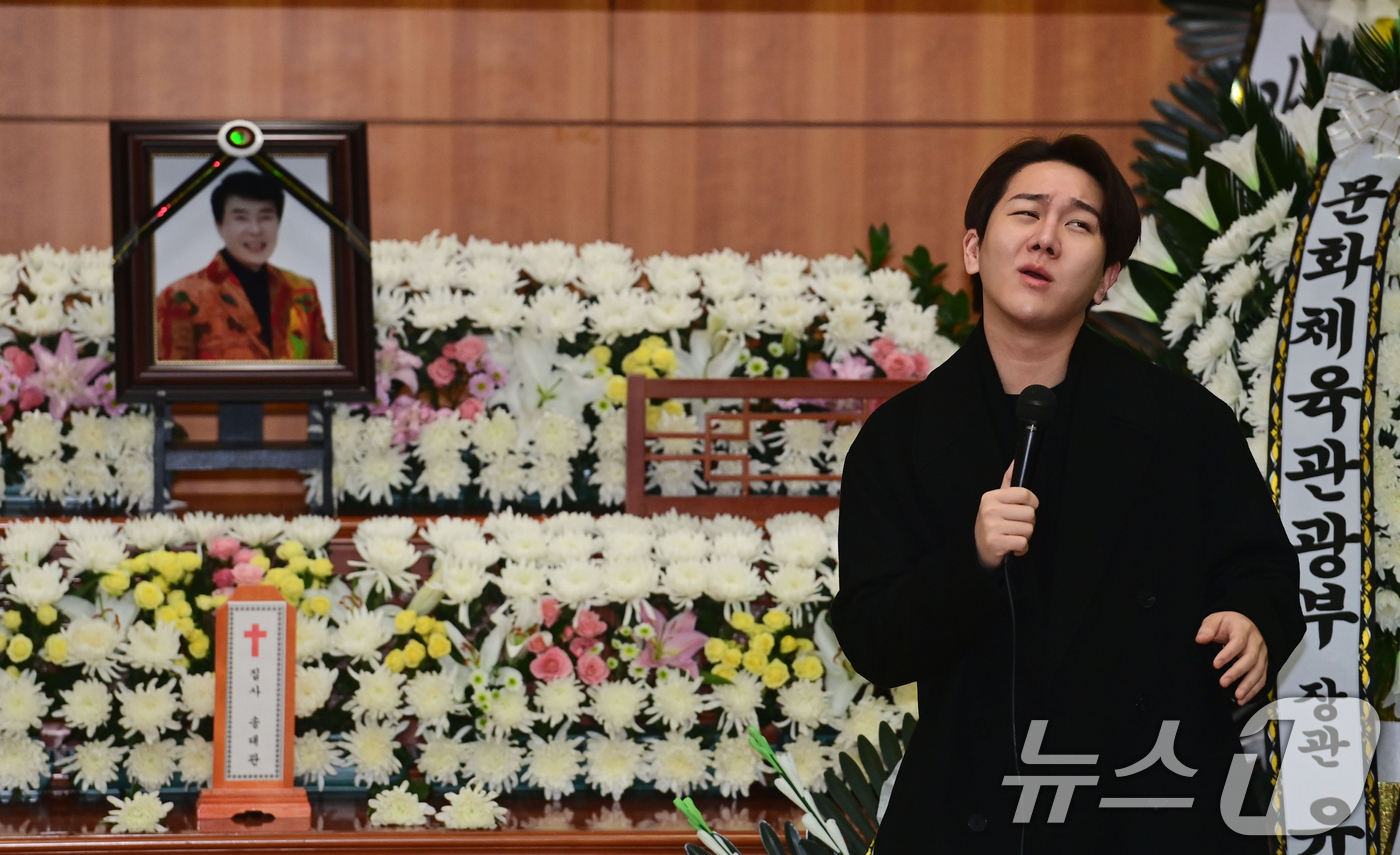 (서울=뉴스1) 김진환 기자 = 가수 김수찬이 9일 서울 종로구 서울대병원 장례식장에서 열린 故 송대관의 영결식에서 고인의 성대모사를 하고 있다. (공동취재) 2025.2.9/뉴스 …