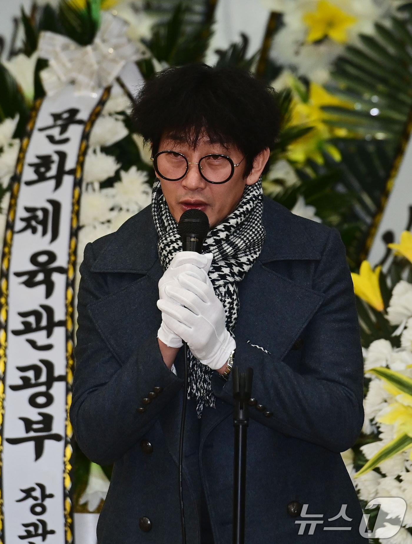 (서울=뉴스1) 김진환 기자 = 가수 김창열이 9일 서울 종로구 서울대병원 장례식장에서 열린 故 송대관의 영결식에서 추도사를 하고 있다. (공동취재) 2025.2.9/뉴스1
